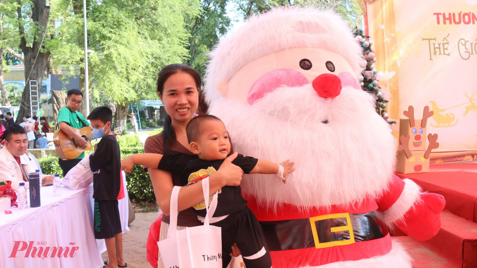 Hai mẹ con bệnh nhi chụp ảnh lưu niệm cùng ông già Noel để có giáng sinh