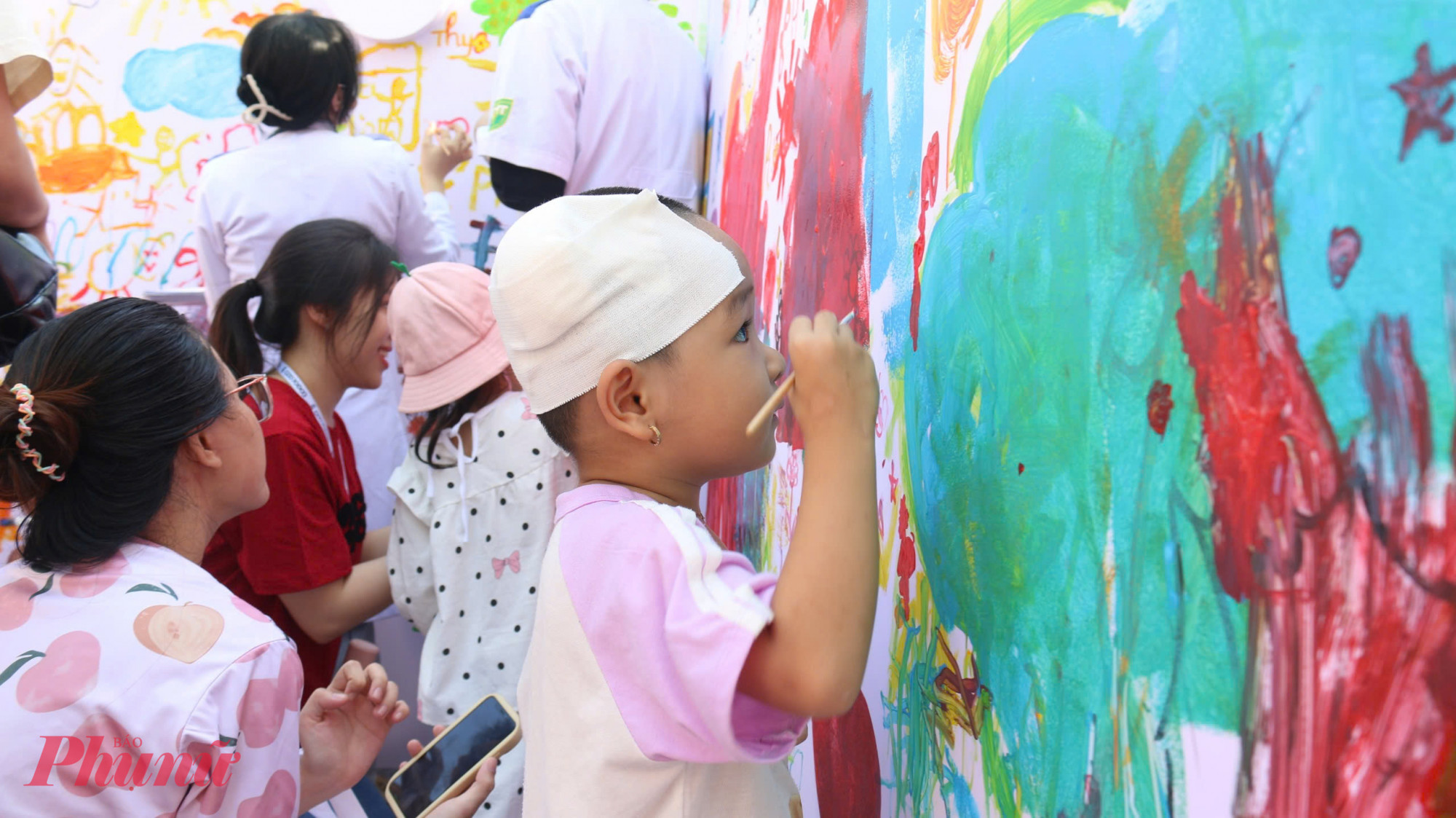 Cùng nhau tô, vẽ bước tranh khổng lồ