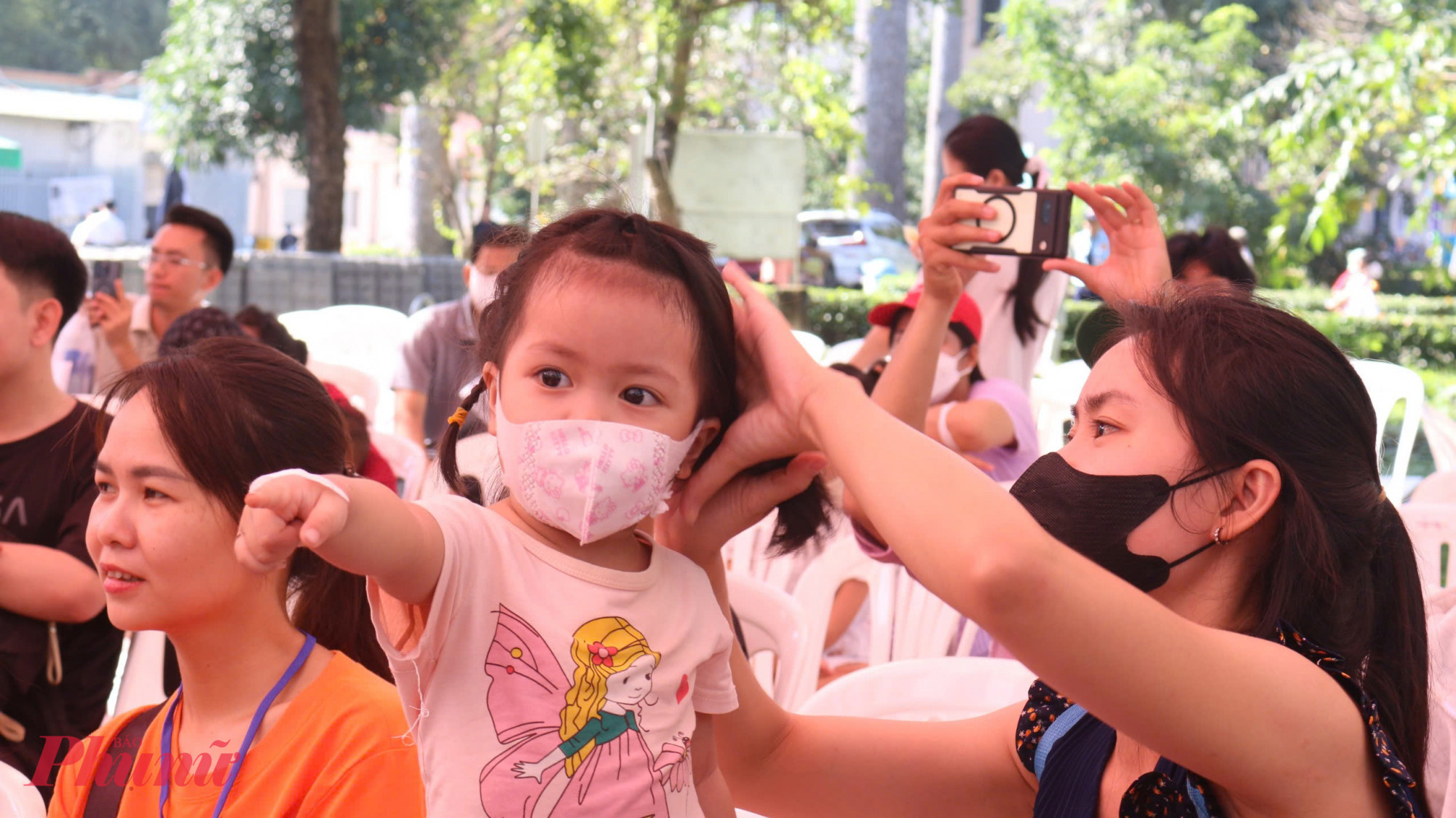 Các bé cùng hòa vào không khí giáng sinh cùng cô chú trên sân khấu 