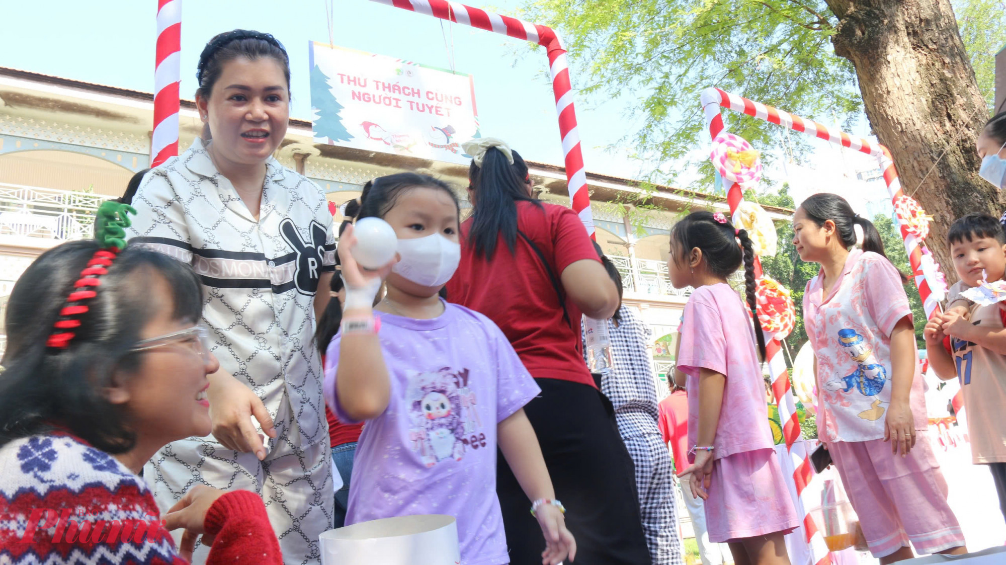 Các bé có một ngày vui chơi thỏa thích với các trò chơi dân gian, làm thiệp chúc xuân, chụp ảnh lưu niệm,...