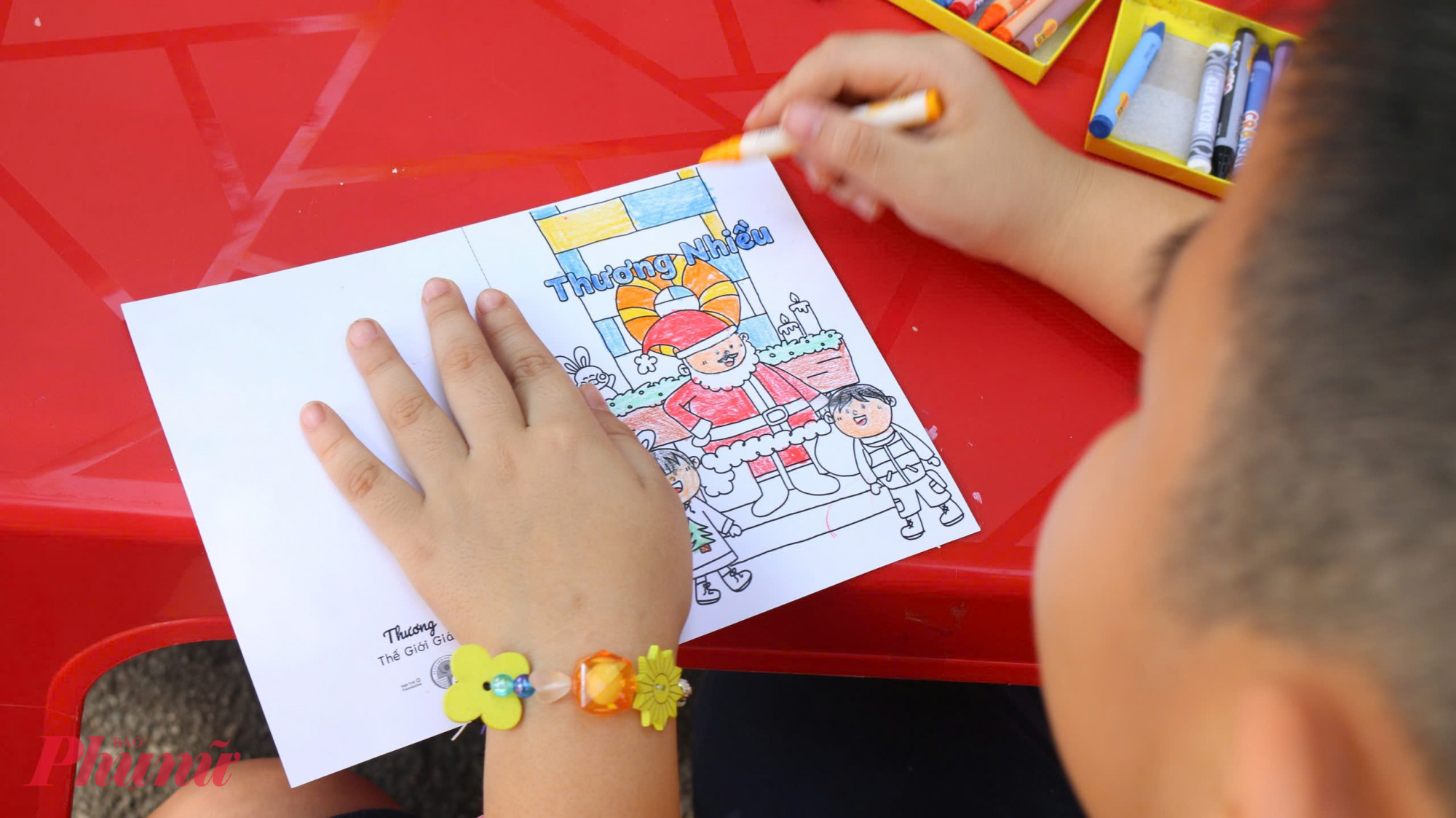 Thỏa sức sáng tạo cùng nhiều màu sắc, các con còn có thể viết câu chúc của mình đến mọi người