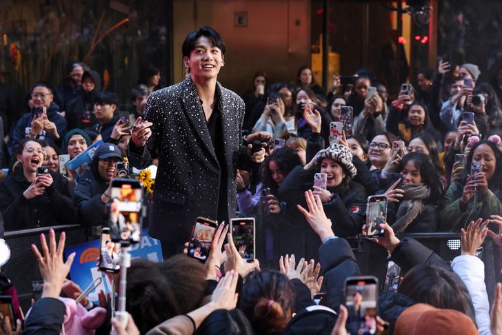 Jung Kook của nhóm BTS biểu diễn trên chương trình Today của đài NBC tại Trung tâm Rockefeller ở thành phố New York, Mỹ, ngày 8 tháng 11 năm 2023. Ảnh: Reuters-Yonhap
