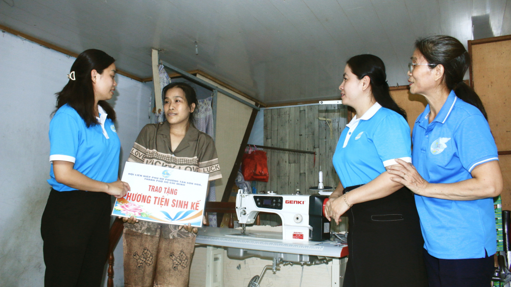 Hội LHPN phường Tân Sơn Hòa trao máy may cho chị Lê Thị Cẩm Loan để chị làm thêm bên cạnh nghề tạp vụ bệnh viện - ẢNH: NGỌC TRĂM