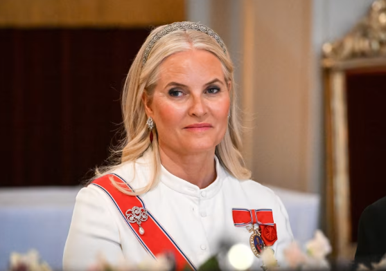 Thái tử Mette-Marit của Na Uy được chụp ảnh trong một buổi dạ tiệc tại Cung điện Hoàng gia ở Oslo vào ngày 23 tháng 6 năm 2025. Abdullah Firas/ABACA/Shutterstock