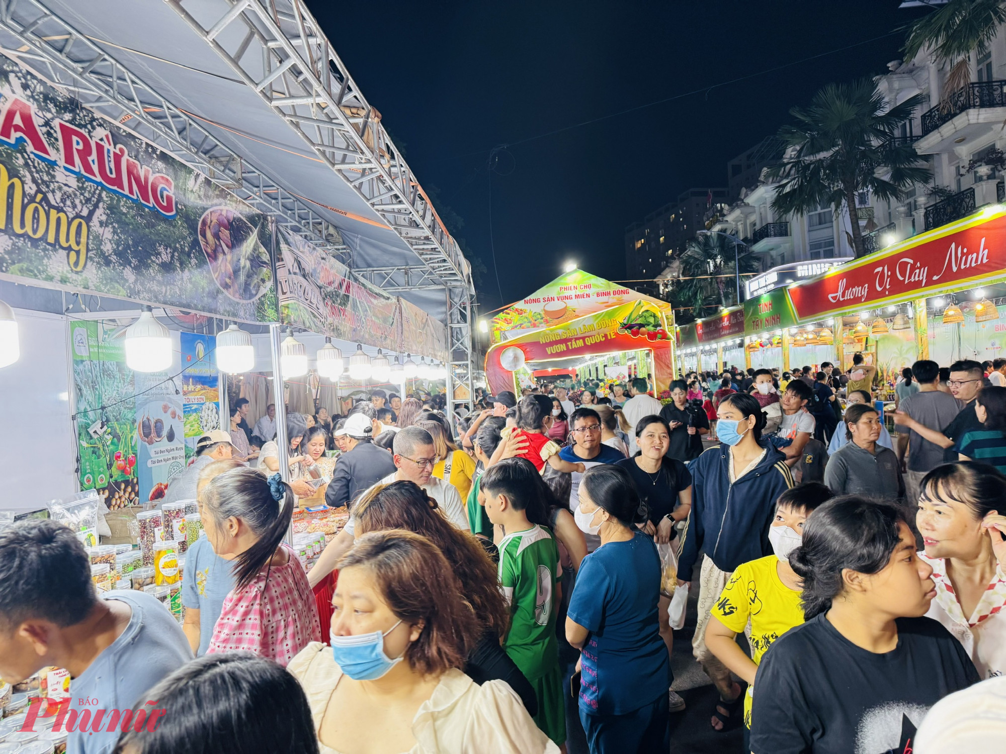 Trong đêm khai mạc, phiên chợ đã thu hút hàng ngàn khách đến tham quan mua sắm