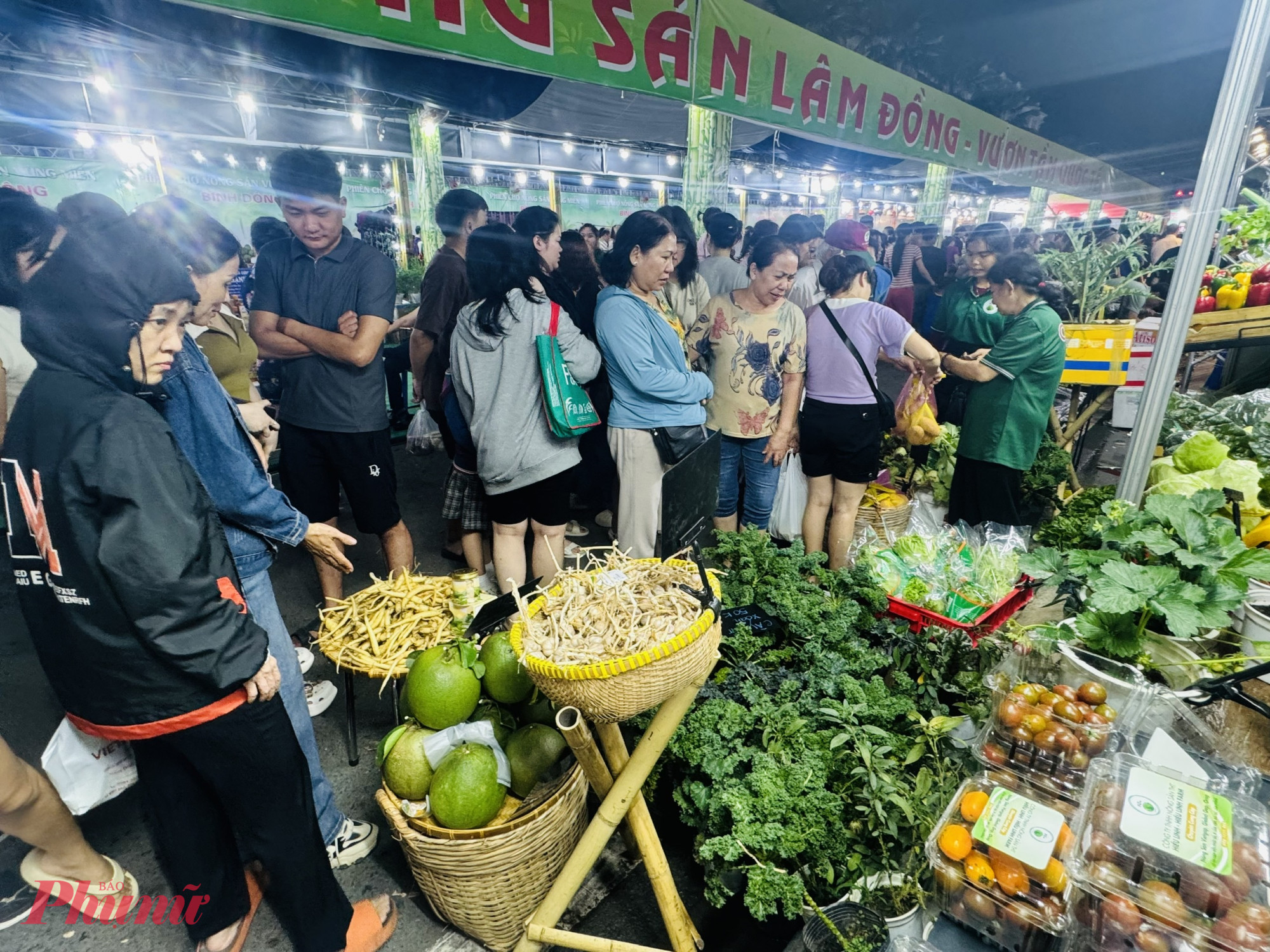 Khu vựa gian hàng đặc sản Đà Lạt rất đông khách ghé mua các loại rau củ 