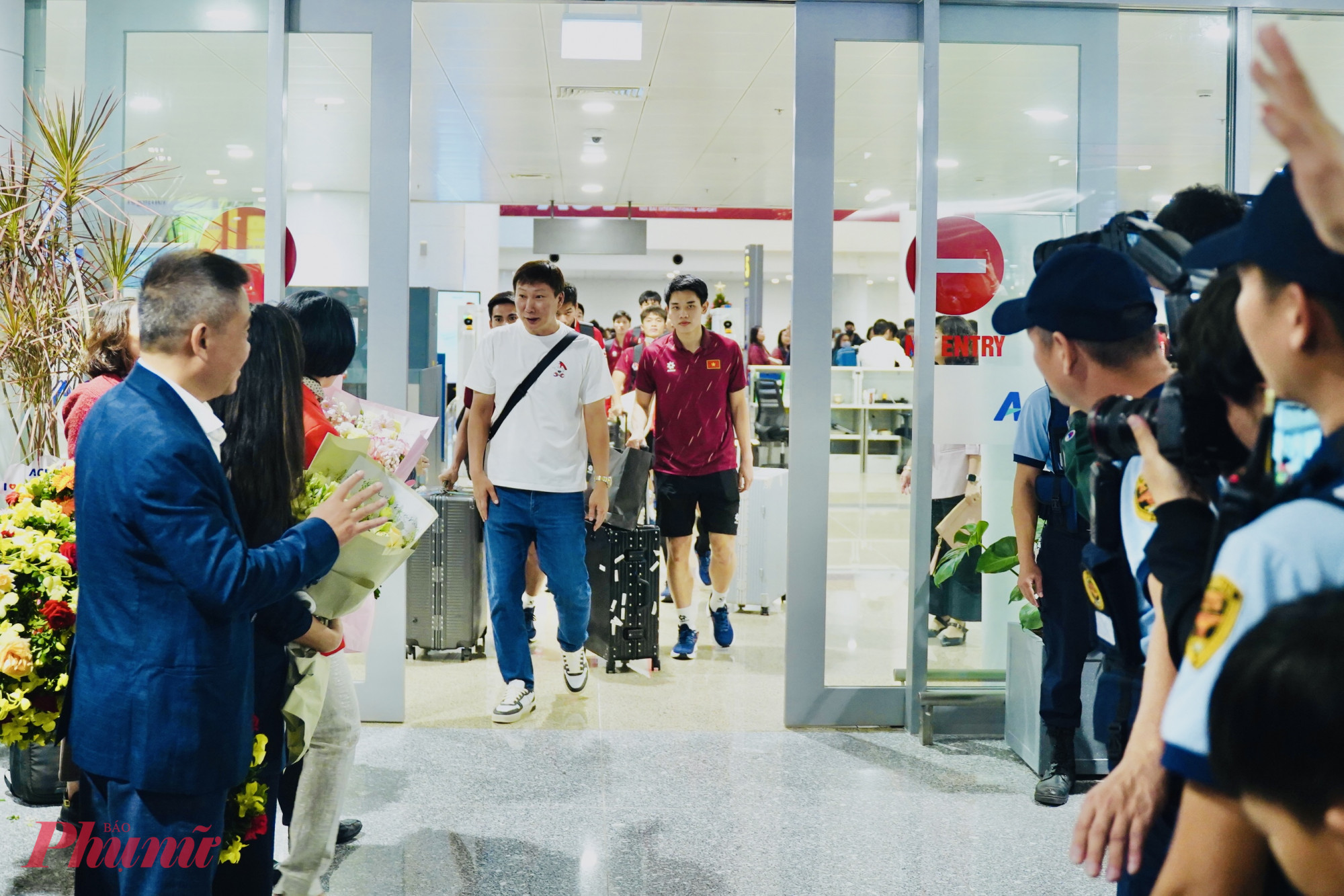 19h10, các cầu thủ hoàn thành thủ tục nhập cảnh, lấy hành lý và có mặt ở cửa ra sảnh Nhà ga T2 (sân bay Nội Bài). 