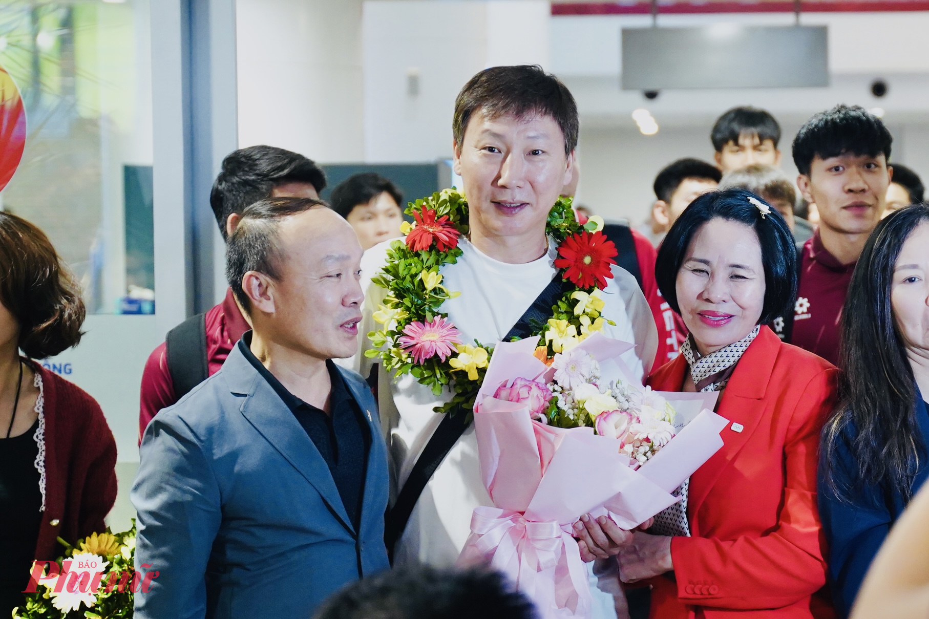 Huấn luyện viên Kim Sang-sik dẫn đoàn, nhận hoa chúc mừng từ lãnh đạo VFF.