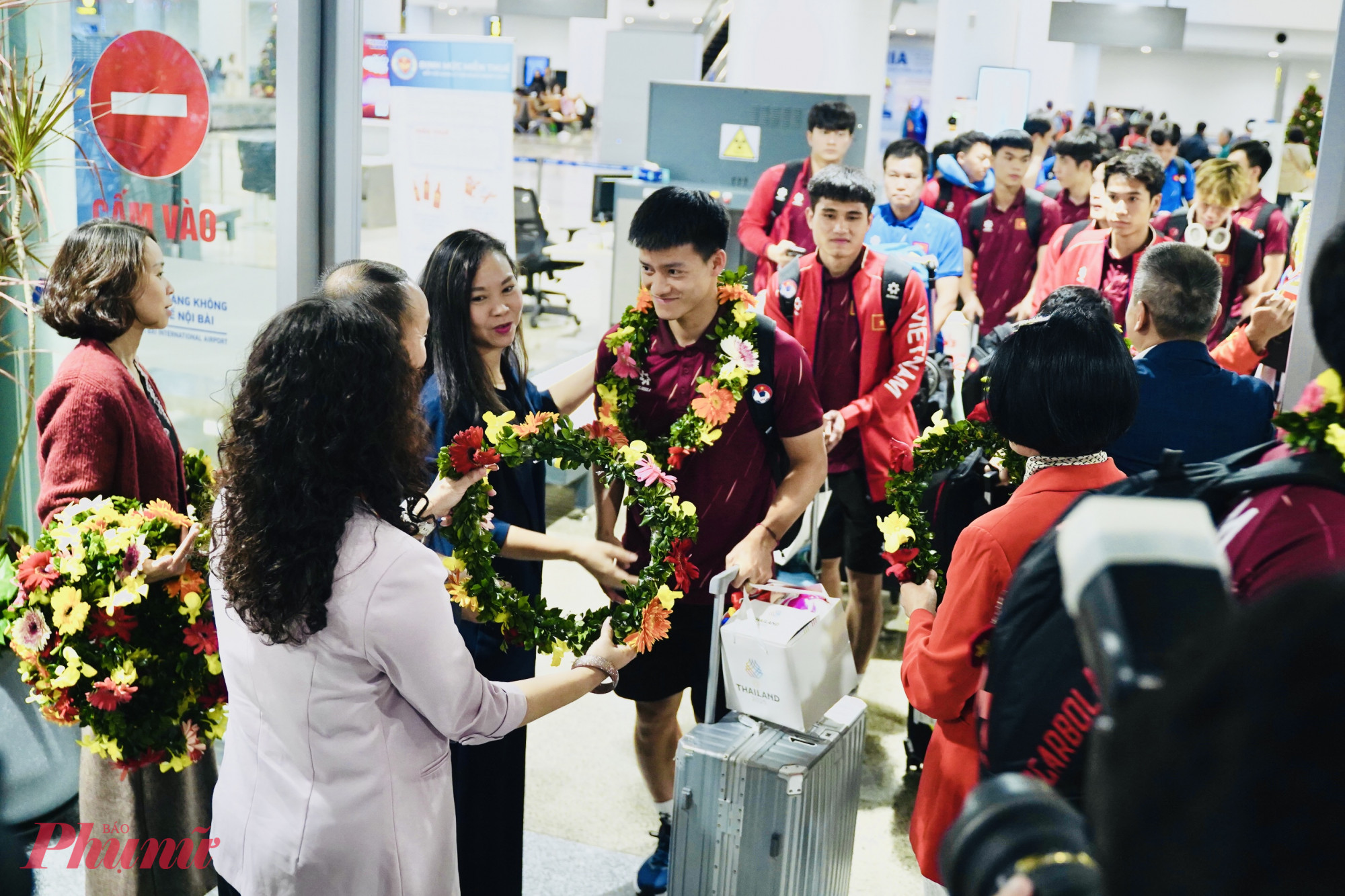 Cầu thủ nhận hoa từ người hâm mộ và lãnh đạo liên đoàn bóng đá.