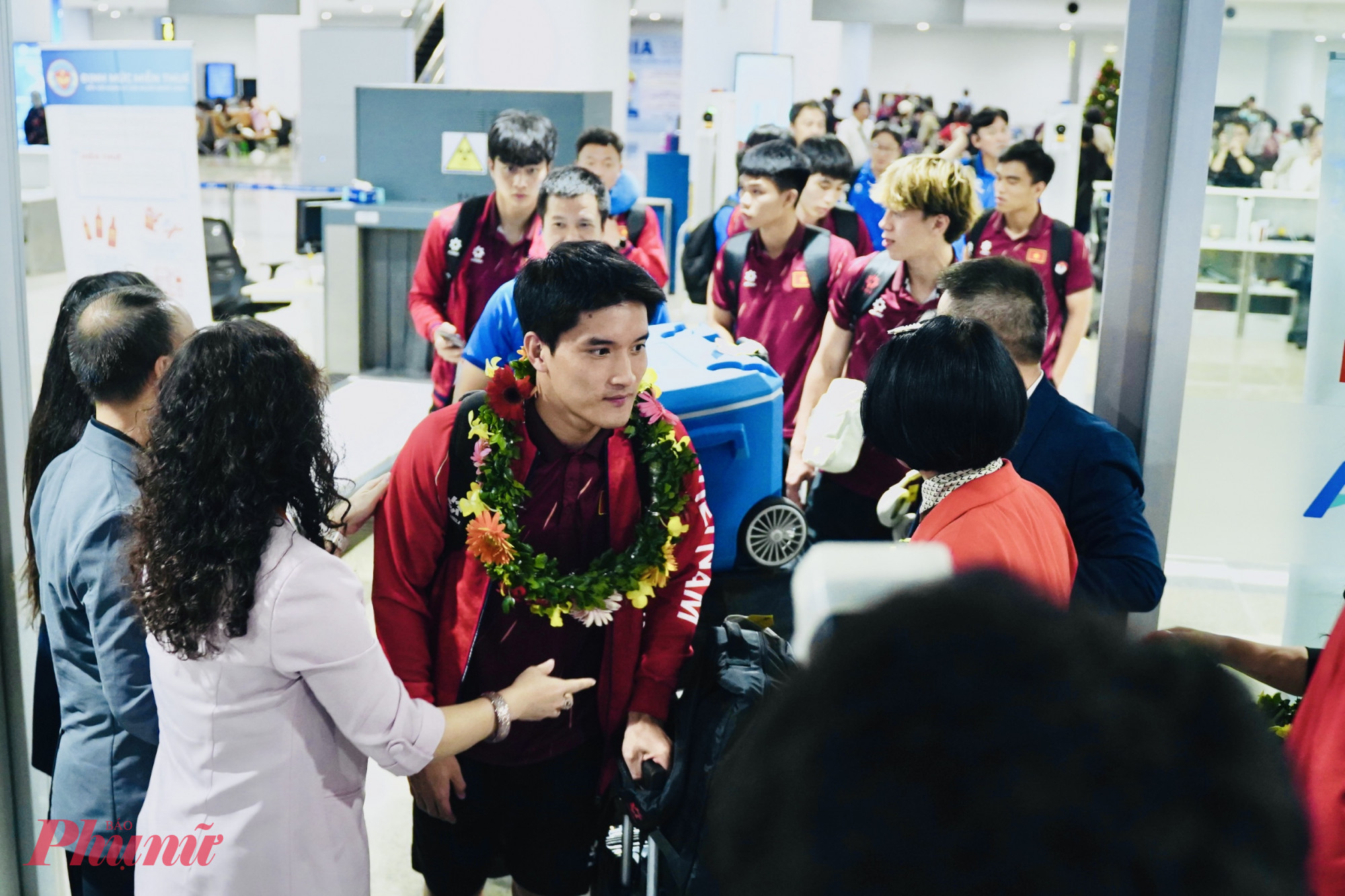 Các tuyển thủ rạng rỡ trong ngày trở về.