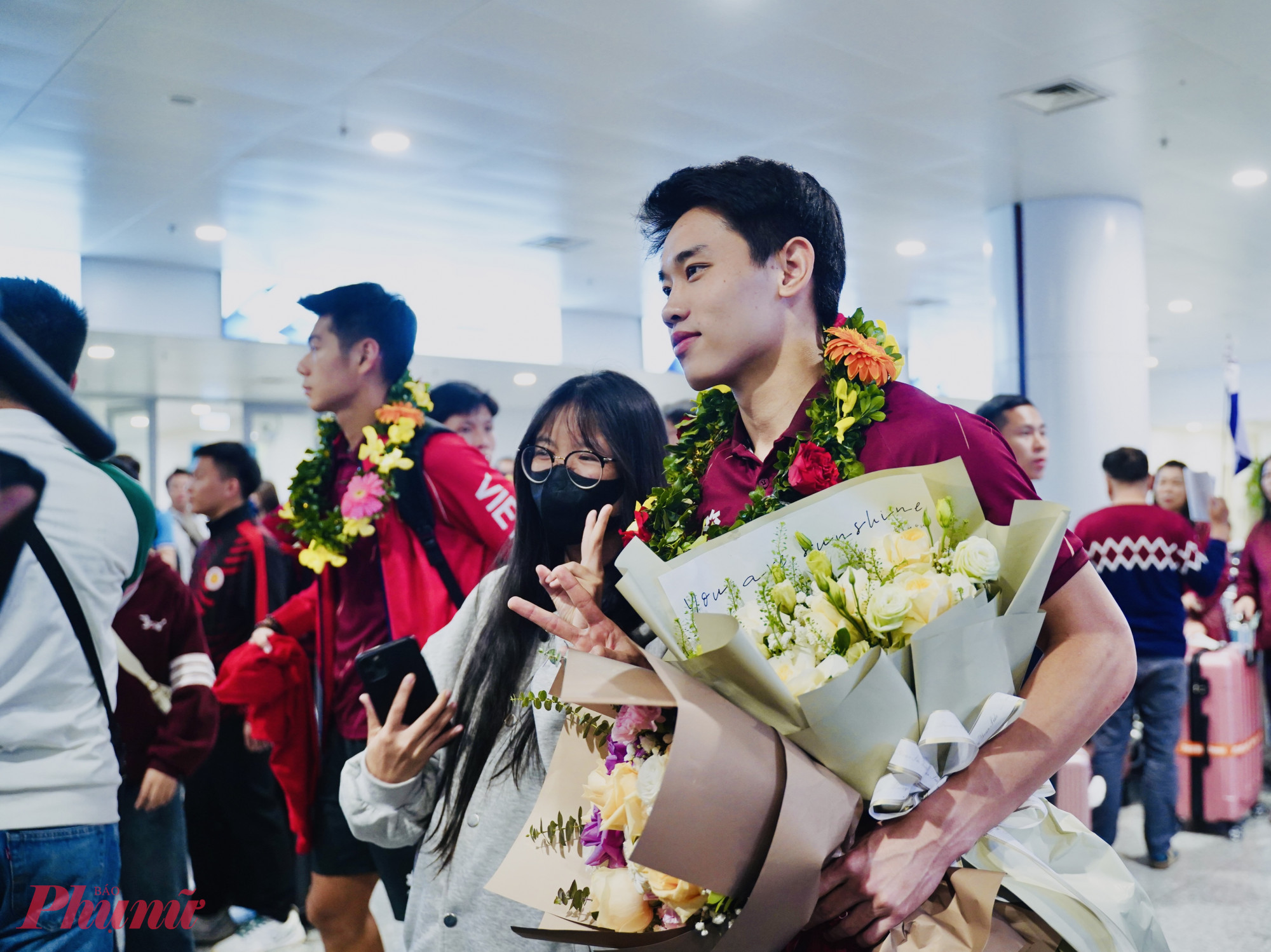 Một người hâm mộ chụp hình chung với Đình Bắc