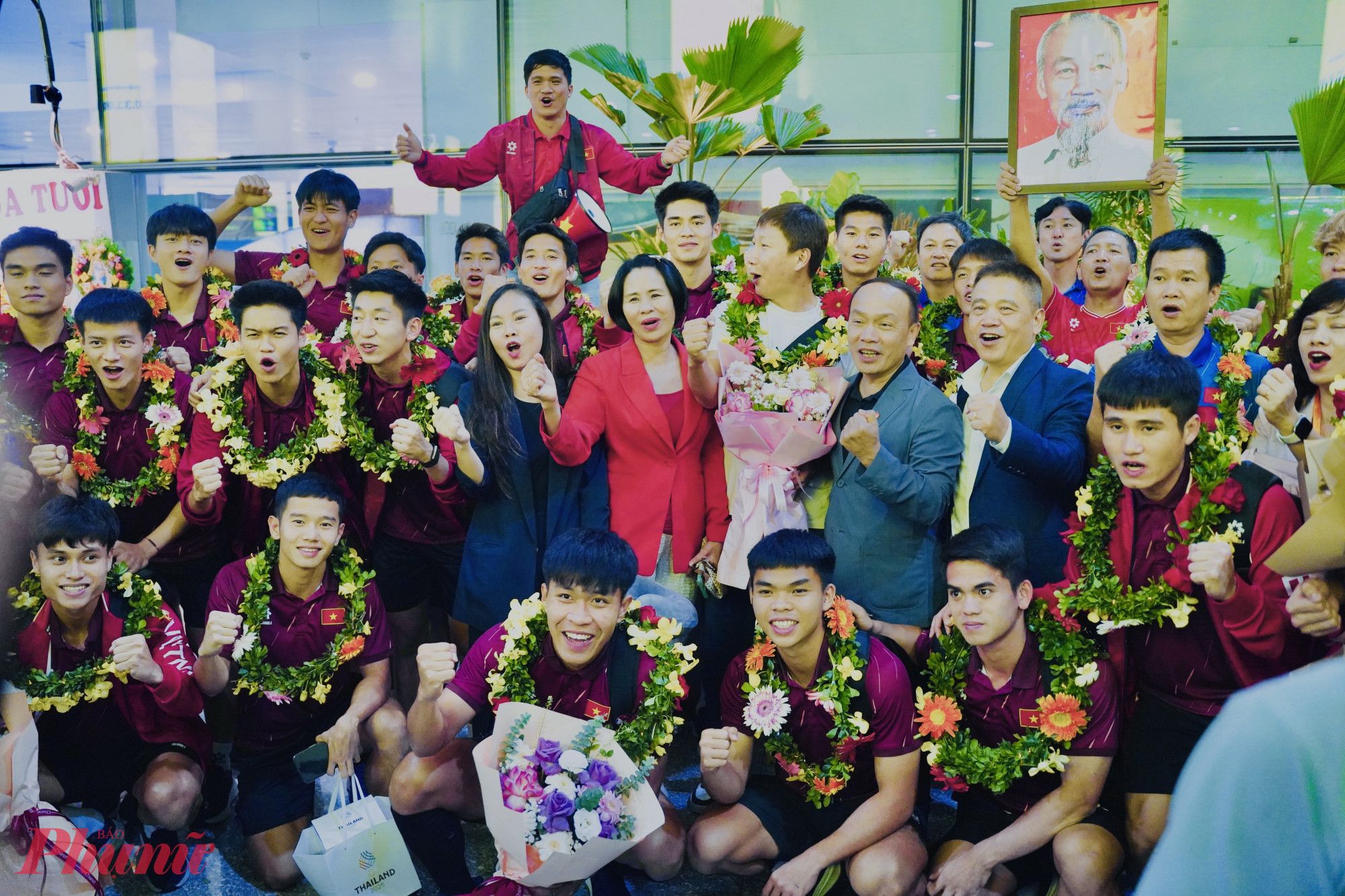 Không khí ở sân bay vô cùng náo nhiệt.