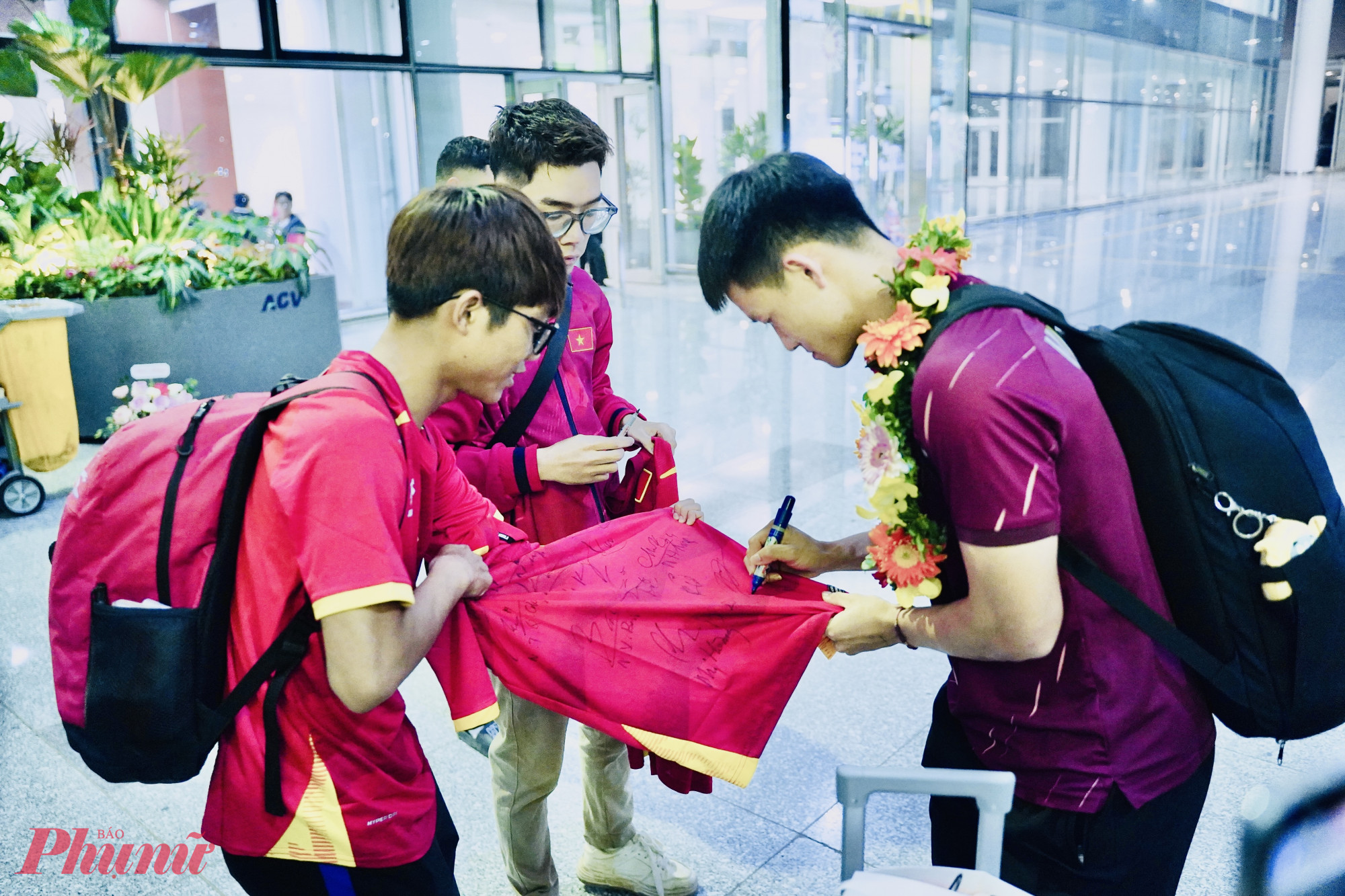 Người hâm mộ tranh thủ xin chữ ký, chụp hình cùng dàn cầu thủ.