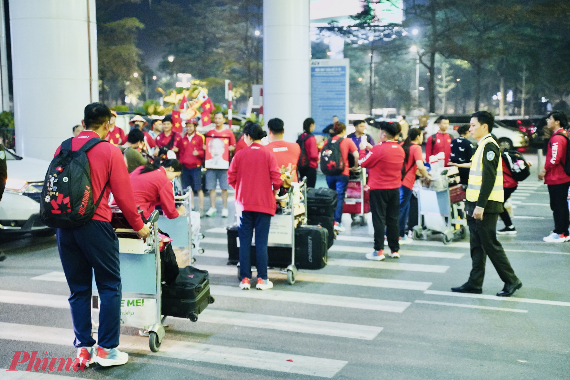 Trước đó, tối 18/12 trận chung kết giữa Việt Nam với Thái Lan diễn ra được xem là trận chung kết trong mơ, khi cả 2 đội đều coi nhau là đối thủ xứng tầm. Dù bị U22 Thái Lan dẫn trước 2 bàn ngay trong hiệp 1, U22 Việt Nam vẫn kiên cường gỡ hòa, chơi đầy bản lĩnh trong 2 hiệp phụ để thắng ngược 3-2 và giành HCV bóng đá nam SEA Games 33.