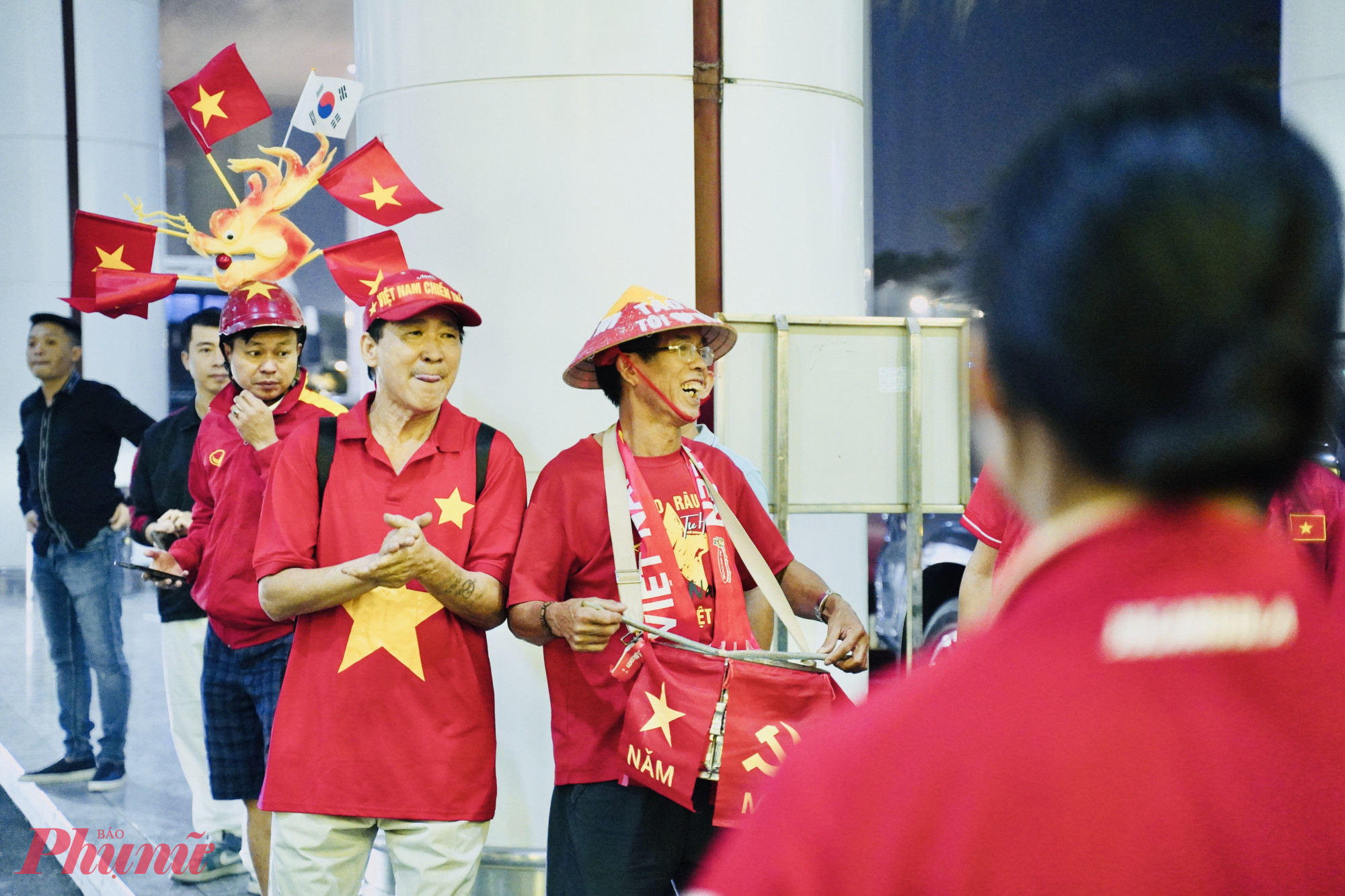 Cổ động viên có mặt tại sảnh sân bay hô to: Việt Nam vô địch.