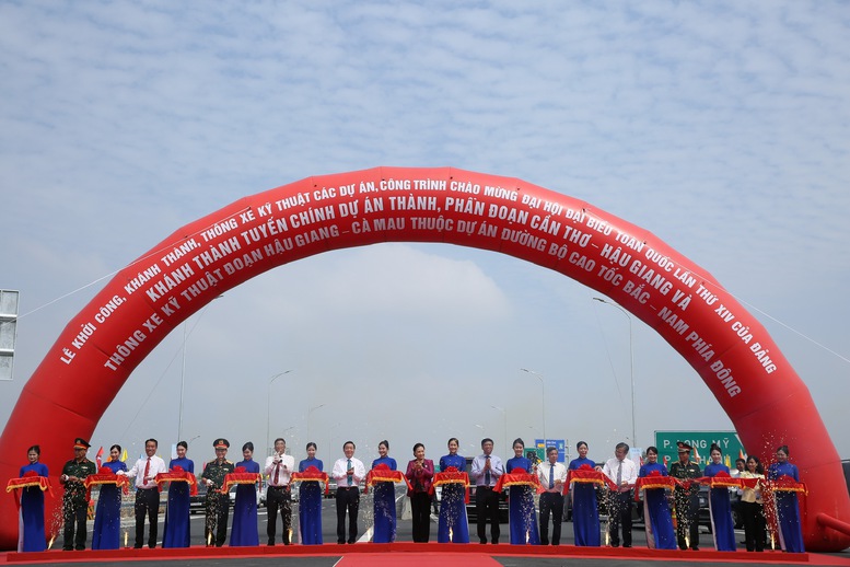 Nguyên Chủ tịch Quốc hội Nguyễn Thị Kim Ngân, Phó Thủ tướng Trần Hồng Hà và các đại biểu thực hiện nghi thức khánh thành tuyến chính dự án thành phần đoạn Cần Thơ - Hậu Giang và thông xe kỹ thuật đoạn Hậu Giang – Cà Mau thuộc dự án đường bộ cao tốc Bắc - Nam phía Đông - Ảnh: VGP/Minh Khôi