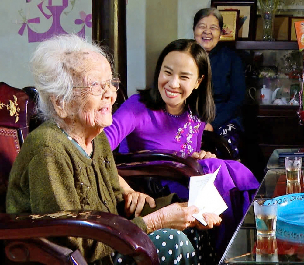 Bà Võ Ngọc Thanh Trúc (thứ hai từ trái qua) - Ủy viên Ban Thường vụ Thành ủy, Phó chủ tịch Ủy ban MTTQ Việt Nam TPHCM, Chủ tịch Hội LHPN TPHCM - thăm và tặng quà Mẹ Việt Nam anh hùng Trần Thị Đường ở khu phố Đông - Hòa Long, phường Tam Long, TPHCM vào tháng 11/2025 ẢNH: T.N.