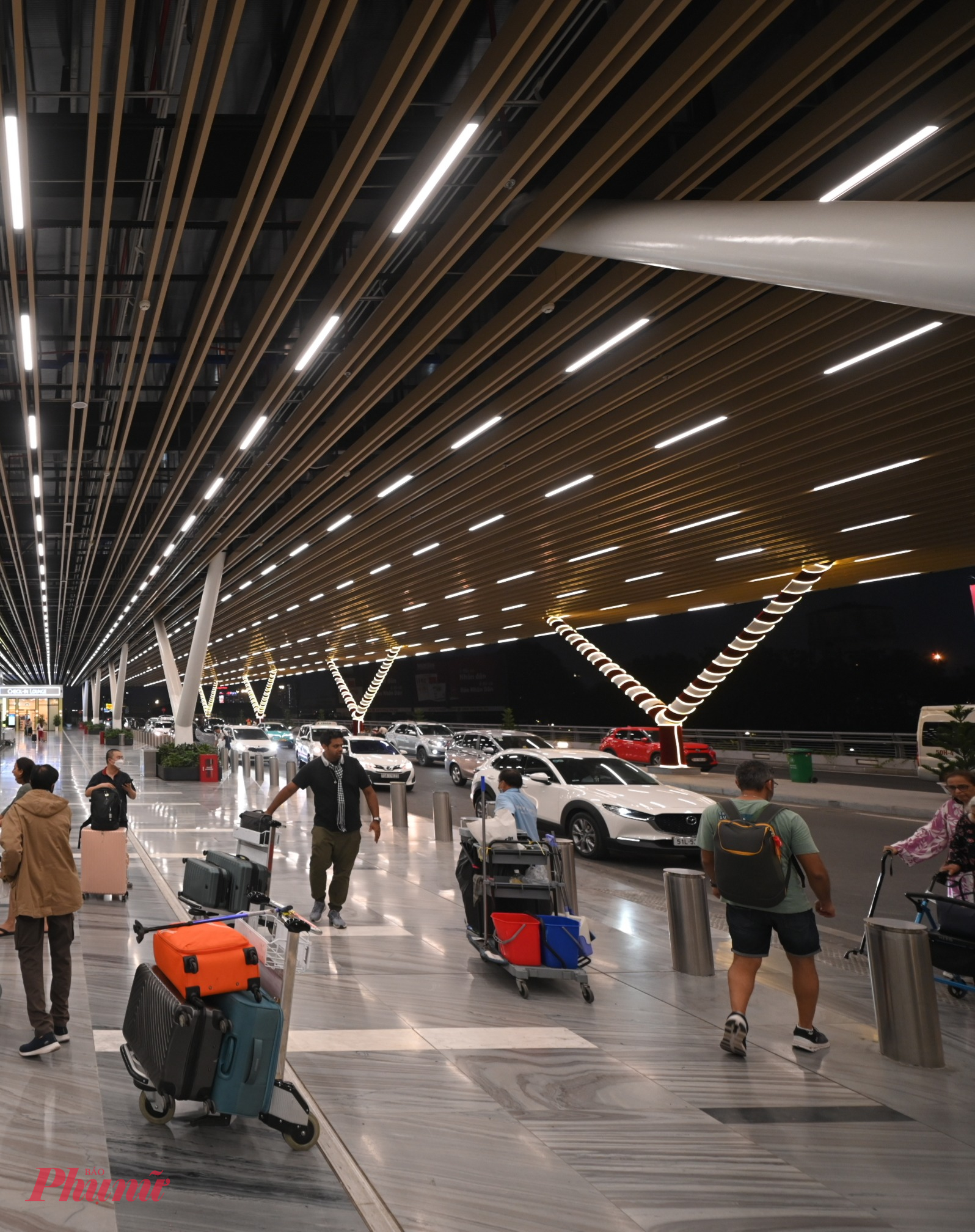 Bên ngoài khu vực trả khách của nhà ga T3 cũng khoác lên mình một vẻ đẹp rực rỡ về đêm.