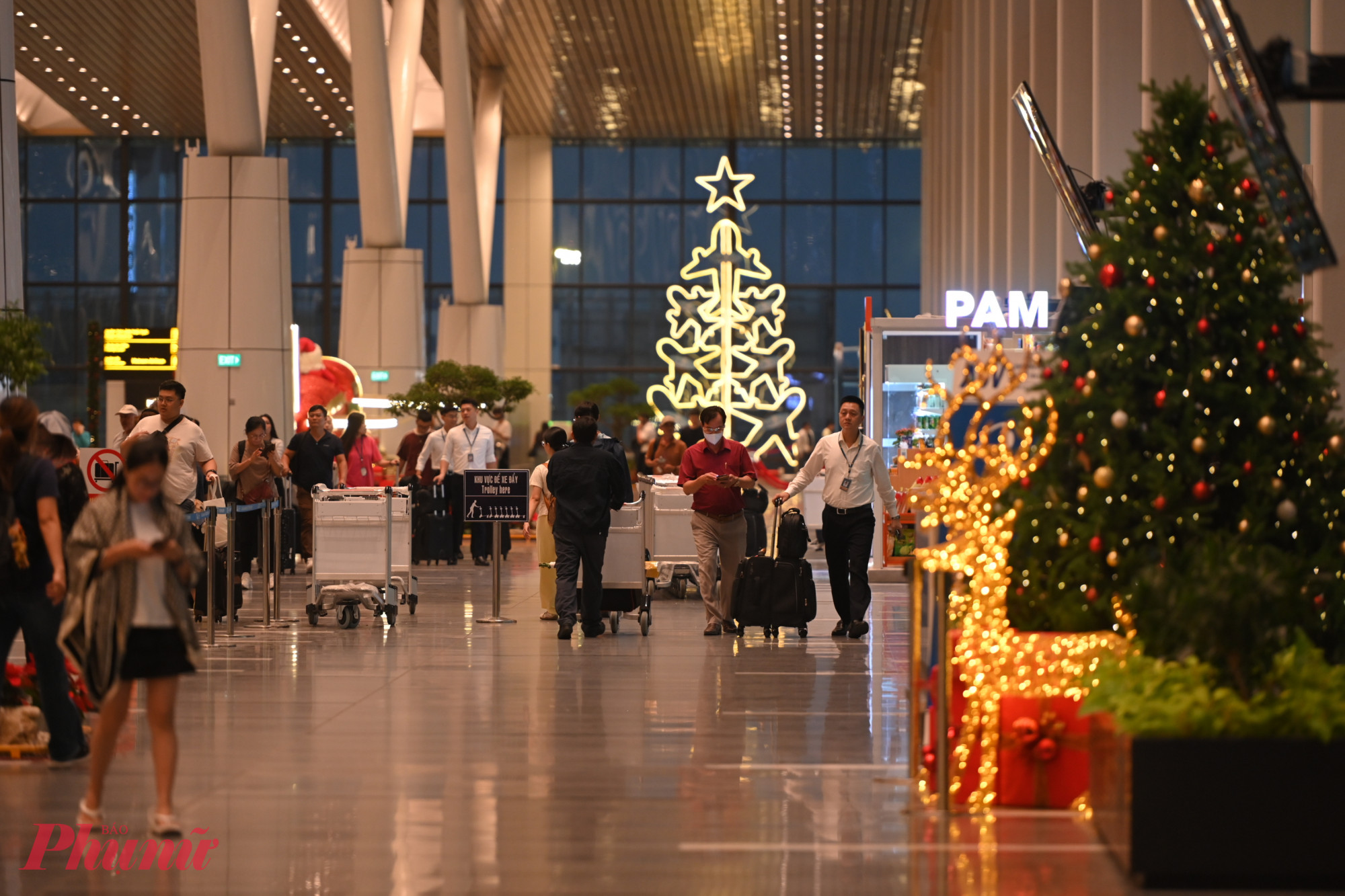 Bạn Minh Anh (24 tuổi, ngụ TP Thủ Đức) chia sẻ, sáng nay khi làm thủ tục cho chuyến bay TP.HCM – Hà Nội tại Nhà ga T3, bạn không khỏi choáng ngợp trước không gian trang trí Giáng sinh hiện đại, chỉn chu, “không khác gì các trung tâm thương mại lớn hay nhà ga quốc tế ở nước ngoài”. Theo Minh Anh, đi qua Nhà ga T3 có thể cảm nhận rõ TP.HCM ngày càng hiện đại, năng động hơn. “Mình thấy nhà ga không chỉ là nơi đi – đến, mà giống một điểm đến vui chơi, check-in mới với cà phê, ăn uống ngay bên dưới. Có lẽ mùa Giáng sinh năm nay, T3 sẽ trở thành một biểu tượng mới của thành phố”, Minh Anh nói.