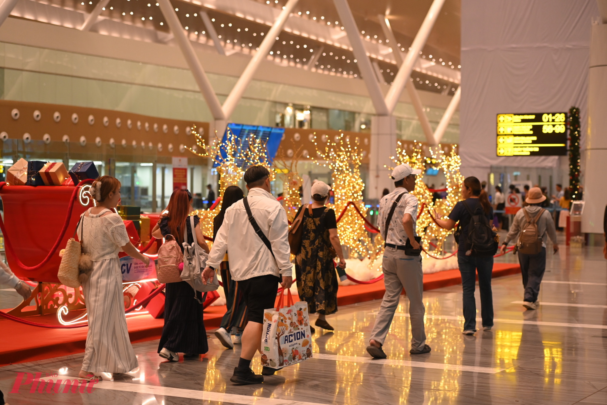 Với không gian lễ hội được đầu tư bài bản, Nhà ga hành khách quốc nội T3 không chỉ là điểm trung chuyển hành khách mà còn dần trở thành không gian trải nghiệm văn hóa – lễ hội, góp phần làm phong phú thêm diện mạo đô thị và mang đến những cảm xúc ấm áp cho các hành trình cuối năm.