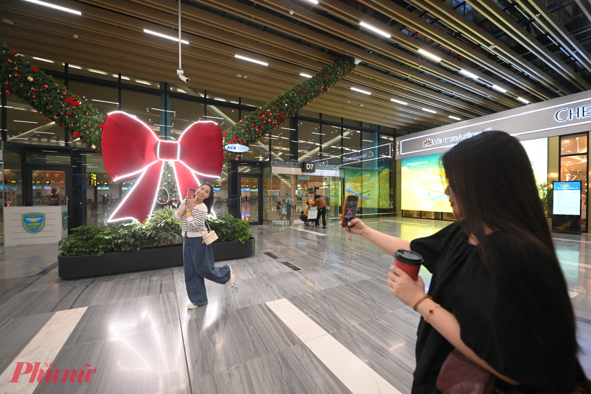 Nhiều bạn trẻ thích thú trải nghiệm check-in bên các công trình trang trí giáng sinh tại Nhà ga hành khách T3.