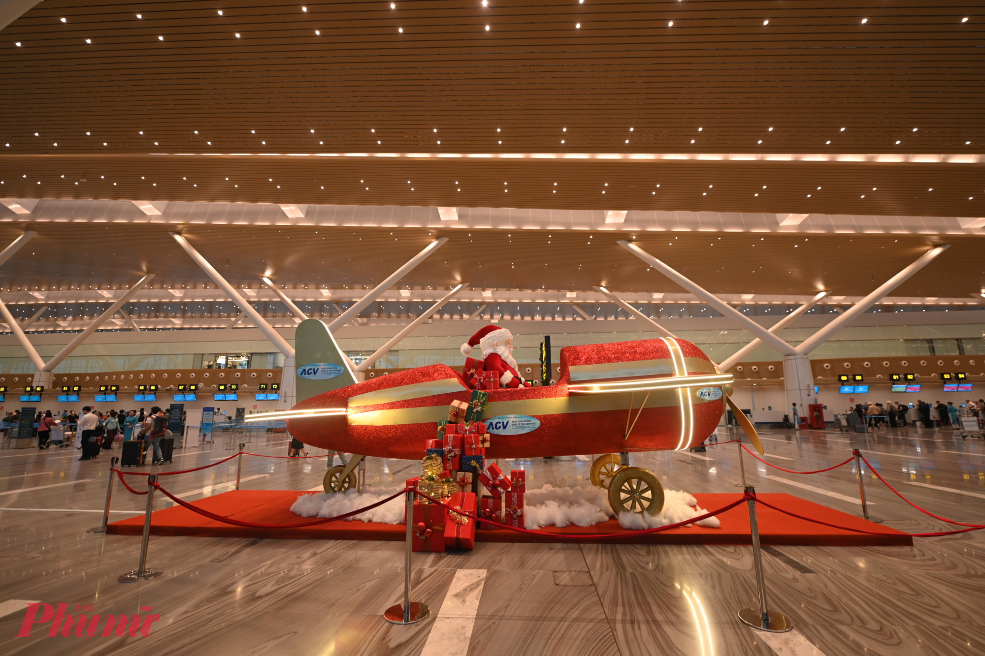 Điểm độc đáo nhất trong chuỗi trang trí lễ hội tại Nhà ga T3 là mô hình tháp được ghép từ bảy chiếc máy bay, phía trên là ngôi sao tỏa sáng – biểu tượng cho hy vọng, khởi đầu mới và những chuyến bay vươn cao. Công trình được đặt gần khu vực quầy check-in tự động phía cánh Đông, tạo nên một bức tranh nghệ thuật sống động, hòa quyện giữa tinh thần lễ hội và bản sắc hàng không.