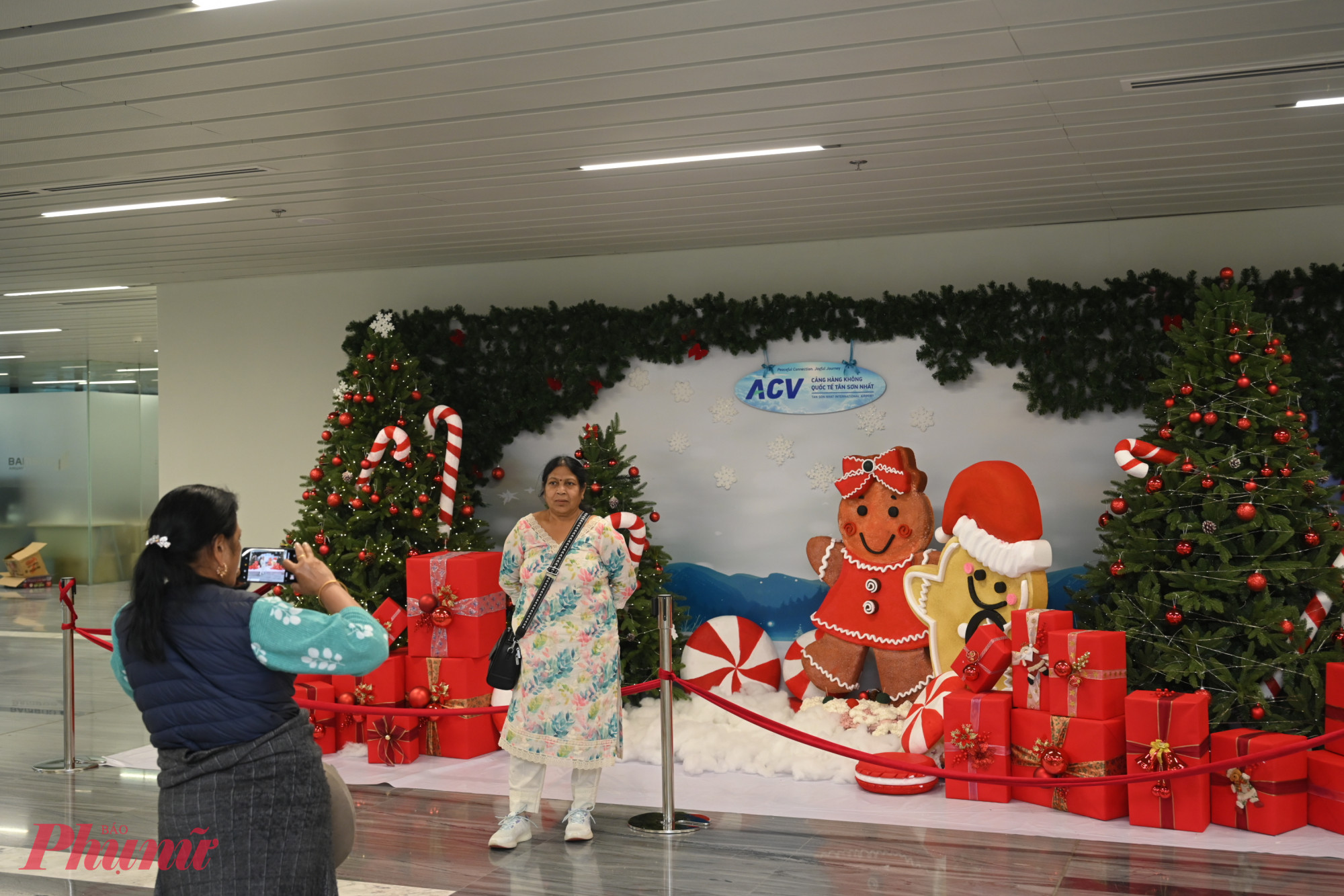 Khách quốc tế đi qua khu vực nhà ga đến T3 cũng ấn tượng với các tiểu cảnh giáng sinh.