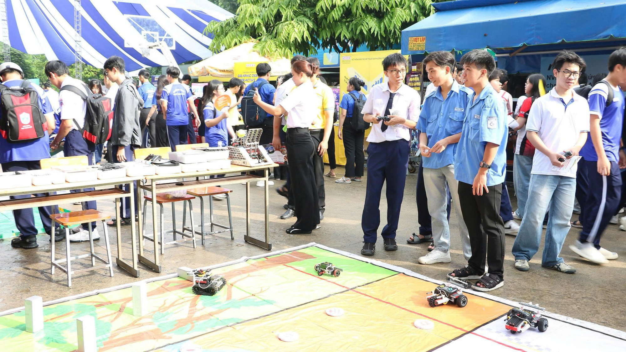 Học sinh THPT điều kiện robot do sinh viên Trường cao đẳng Kỹ thuật Cao Thắng trong ngày hội Học sinh Phổ thông TPHCM