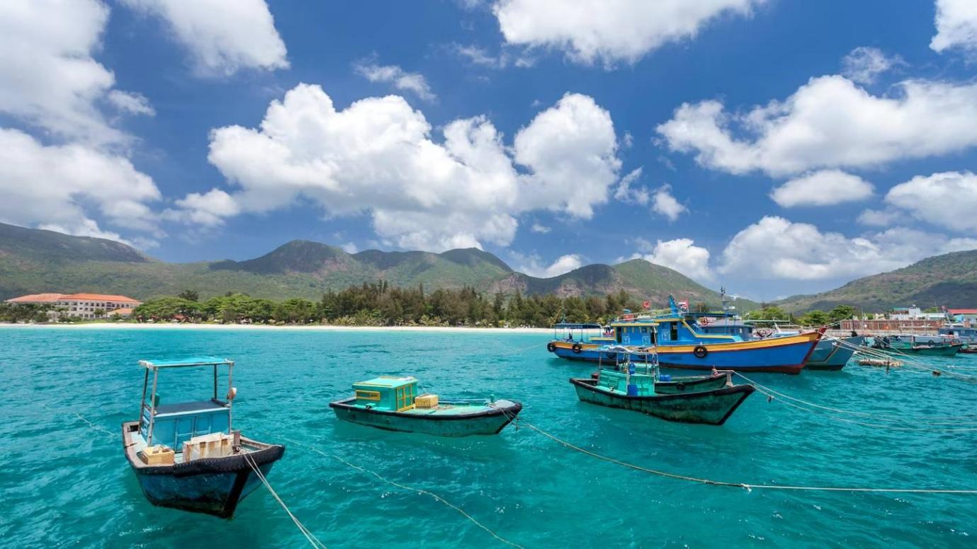 Màu xanh trải dài bất tận của biển và núi rừng khiến nhiều người mê mẩn - Ảnh: @lenanguyen188