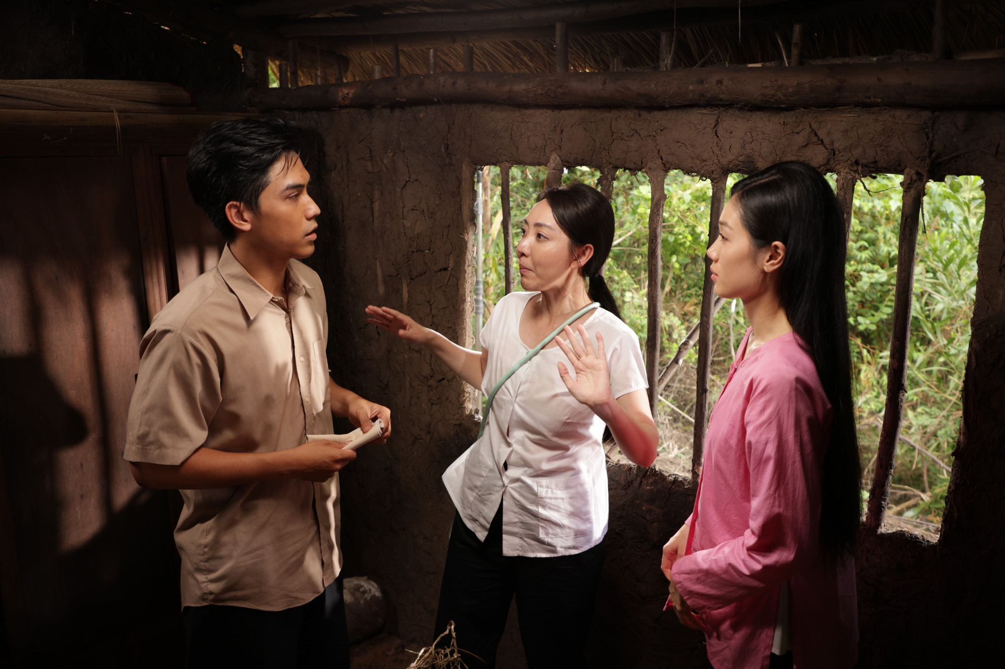 Thu Trang (giữa) hướng dẫn Võ Điền Gia Huy và Trâm Anh trên phim trường