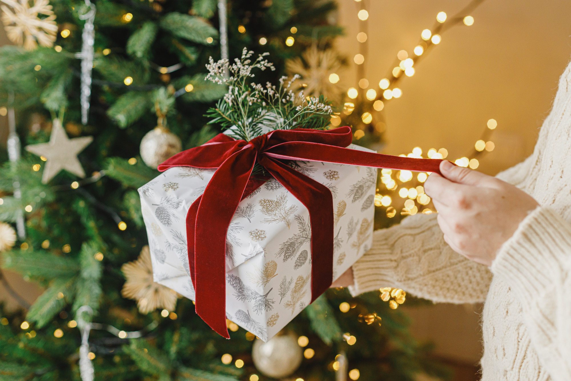 Nhiều chị em phụ nữ ghi nhận sự nỗ lực suốt một năm qua bằng việc tự thưởng cho mình một món quà - Ảnh: Shutterstock