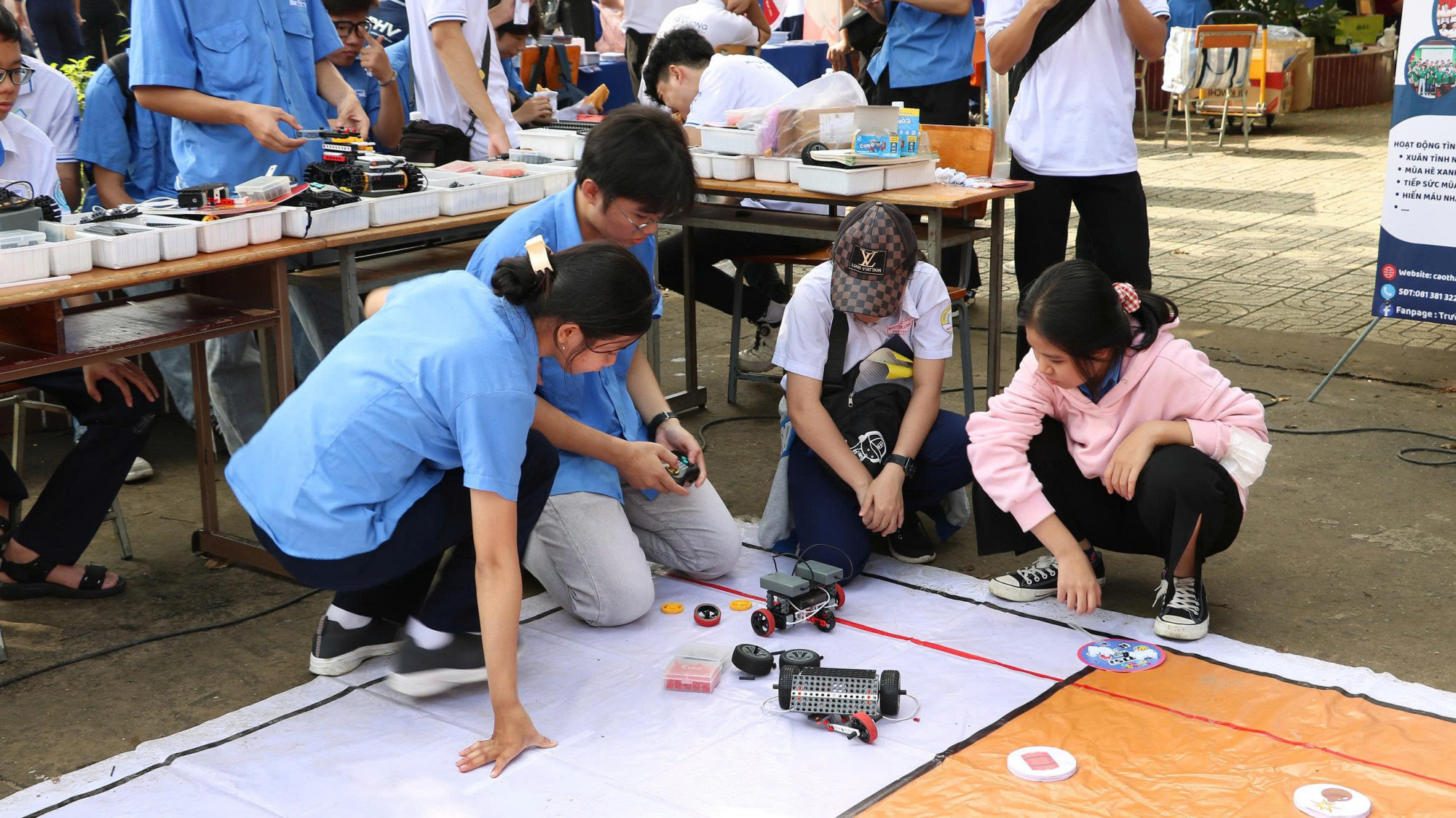 Học sinh THPT điều kiện robot do sinh viên Trường cao đẳng Kỹ thuật Cao Thắng trong ngày hội Học sinh Phổ thông TPHCM