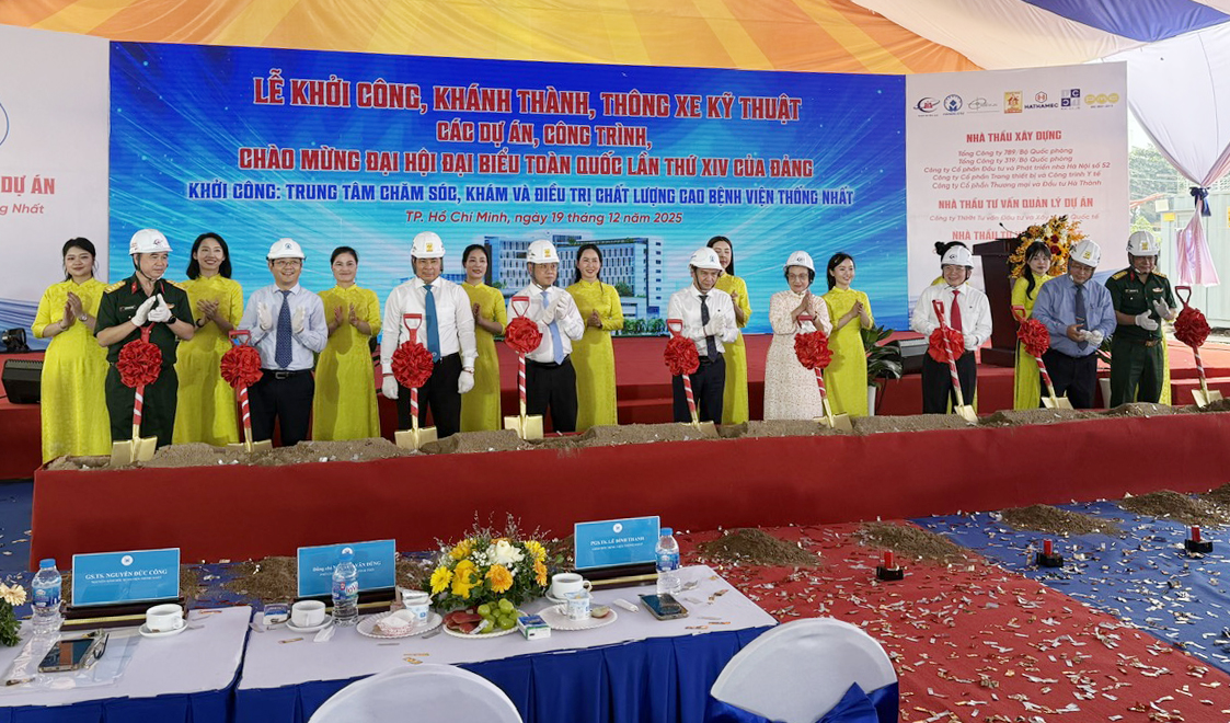 Các đại biểu tham dự lễ khởi công Dự án Trung tâm chăm sóc, khám và điều trị chất lượng cao cho cán bộ