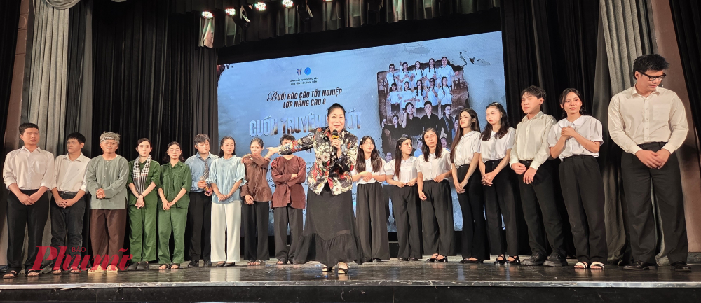 NSND Hồng Vân và các học trò sẽ mang vở 