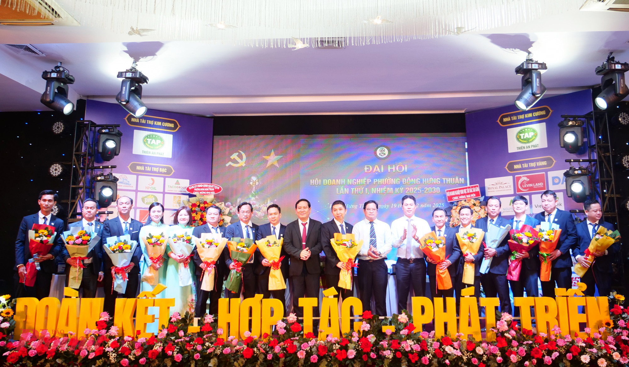 Ban Chấp hành Hội Doanh nghiệp phường Đông Hưng Thuận lần thứ I, nhiệm kỳ 2025 - 2030 ra mắt Đại hội - Ảnh: Trang Nguyễn 