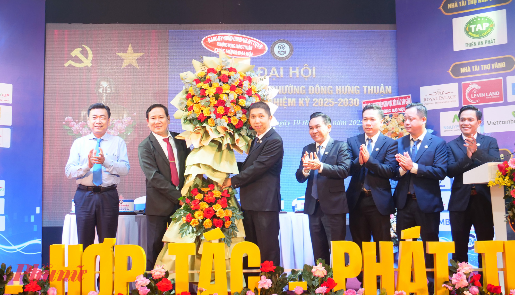 Lãnh đạo phường Đông Hưng Thuận tặng hoa chúc mừng Đại hội Hội Doanh nghiệp phường lần thứ I - Ảnh: Trang Nguyễn 