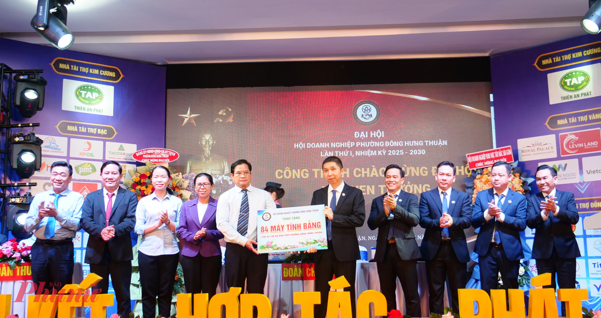 Ngay sau thành công Đại hội, Hội Doanh nghiệp phường đã trao tặng bảng tượng trưng tặng 84 máy tính bảng cho các khu phố phường.