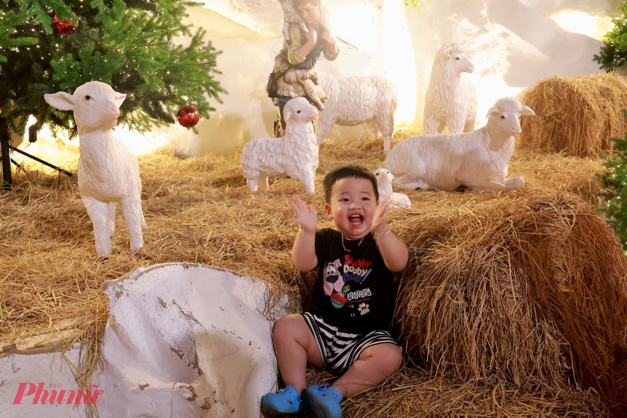 Trẻ nhỏ vui đùa trong không gian trang trí Giáng sinh tại Nhà thờ Hợp An