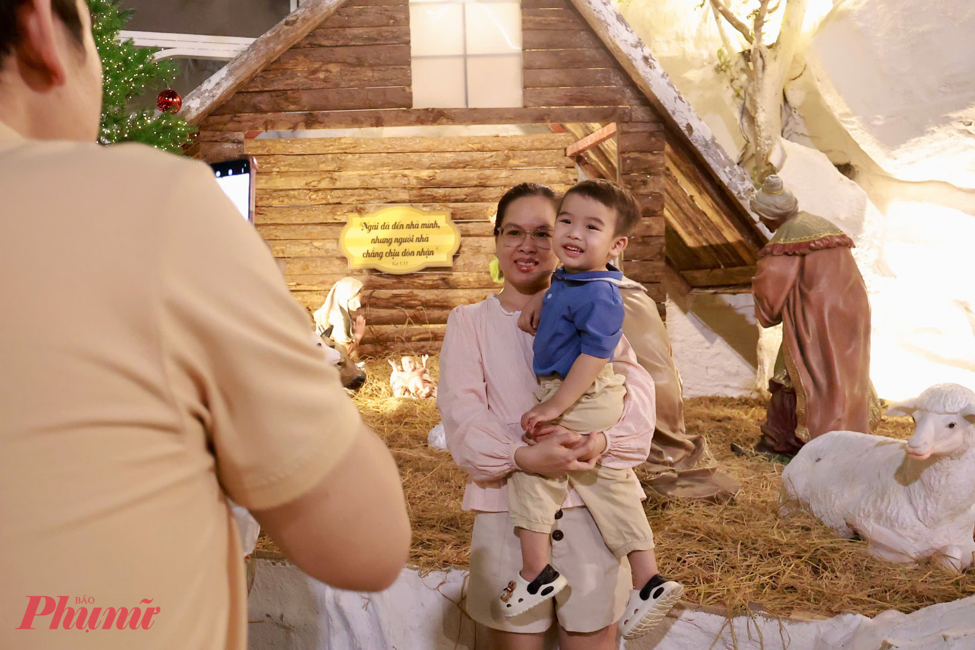 Gia đình đưa con nhỏ dạo chơi, chụp ảnh Giáng sinh giữa không gian lung linh ánh đèn tại xóm đạo Gò Vấp.