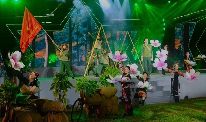 Chương trình nghệ thuật Vì nhân dân quên mình ca ngợi truyền thống Quân đội nhân dân Việt Nam - Nguồn ảnh: QĐND