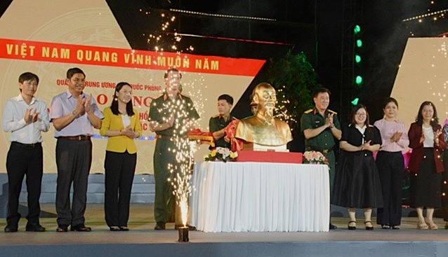 TPHCM tiếp nhận tượng chân dung Chủ tịch Hồ Chí Minh - Nguồn ảnh: QĐND