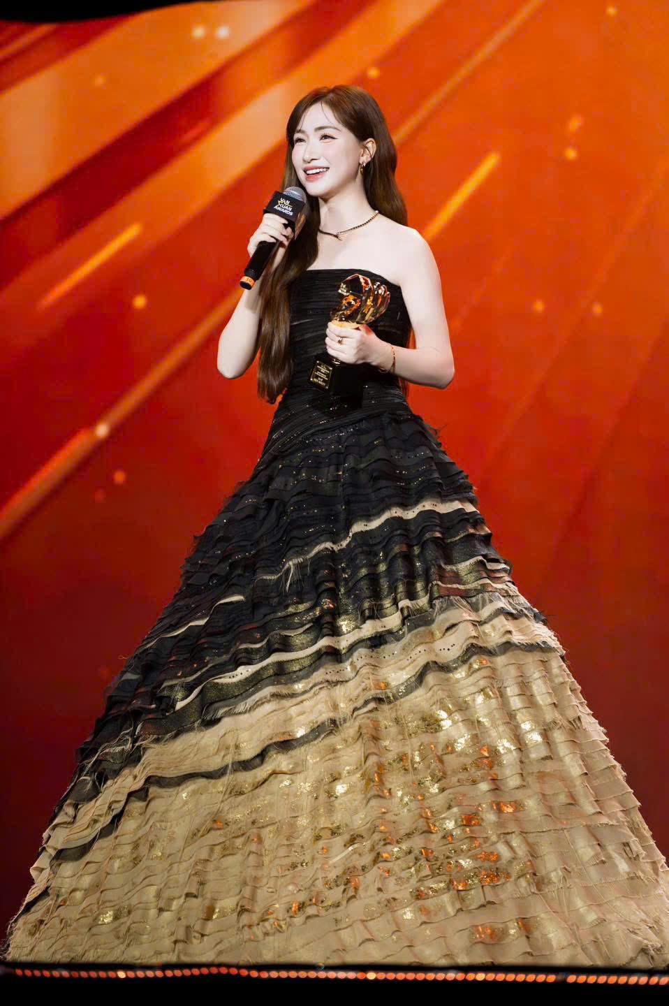Hoà Minzy phát biểu khi nhận giải thưởng danh giá này