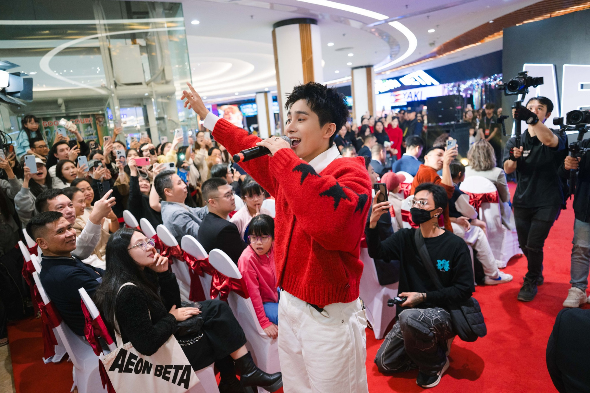 Sơn.K biểu diễn trong một sự kiện được nhiều khán giả ủng hộ