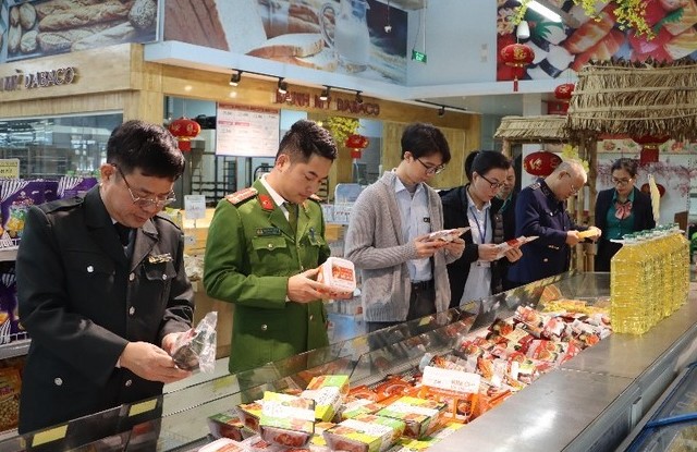 Bộ Y tế yêu cầu tăng cường kiểm tra, xử lý vi phạm về an toàn thực phẩm - Ảnh: Moh