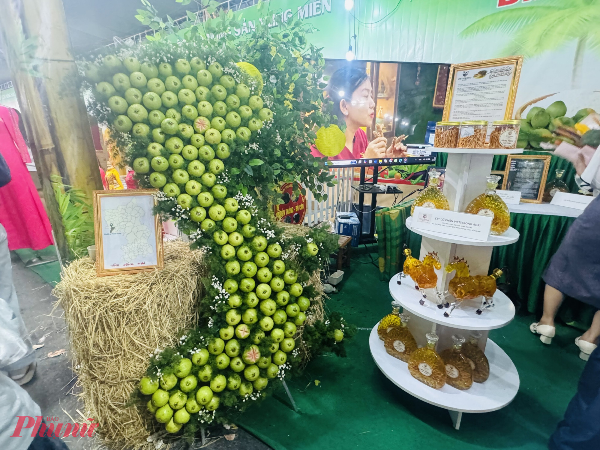 Nhìn chung, các gian hàng tại phiên chợ này bày trí sản phẩm khá đẹp mắt