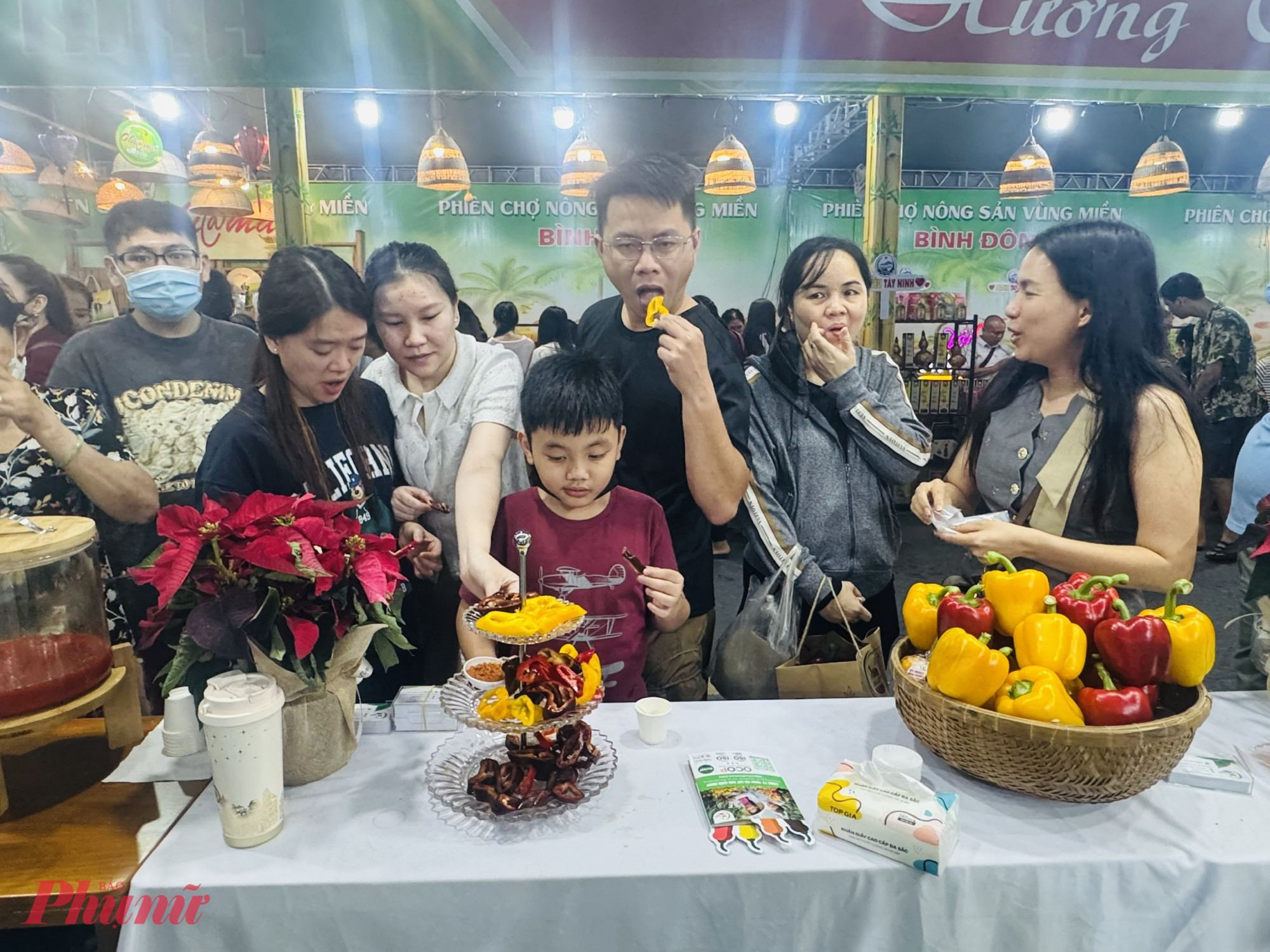 Gian hàng này còn cắt sẵn ớt cho khách ăn thử