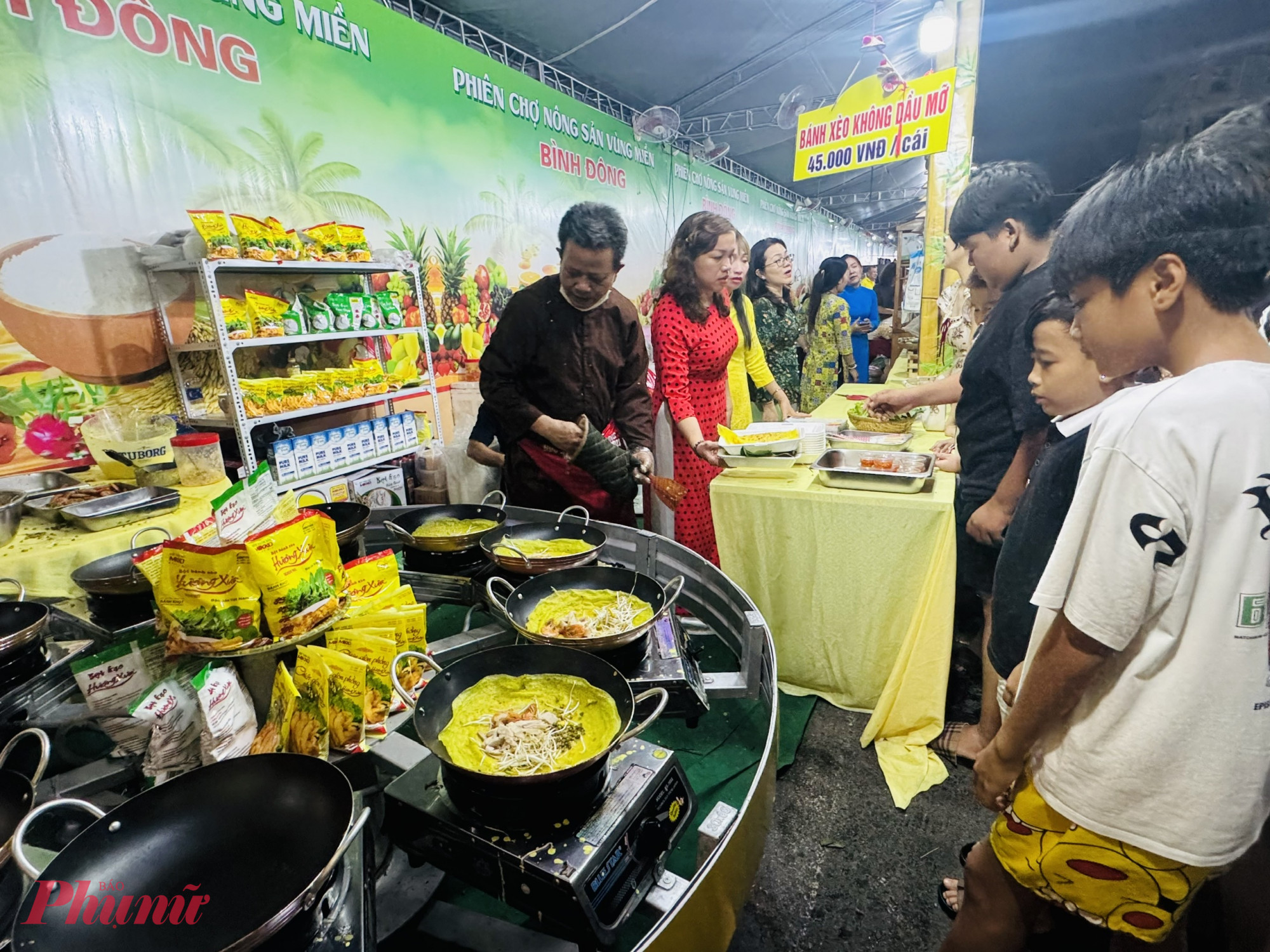 Khu bếp chiên bánh xèo miền Tây được thiết kế dạng vòng tròn khá lạ, thu hút nhiều bạn nhỏ tới xem đầu bếp trổ tài, xong mua ăn tại chỗ