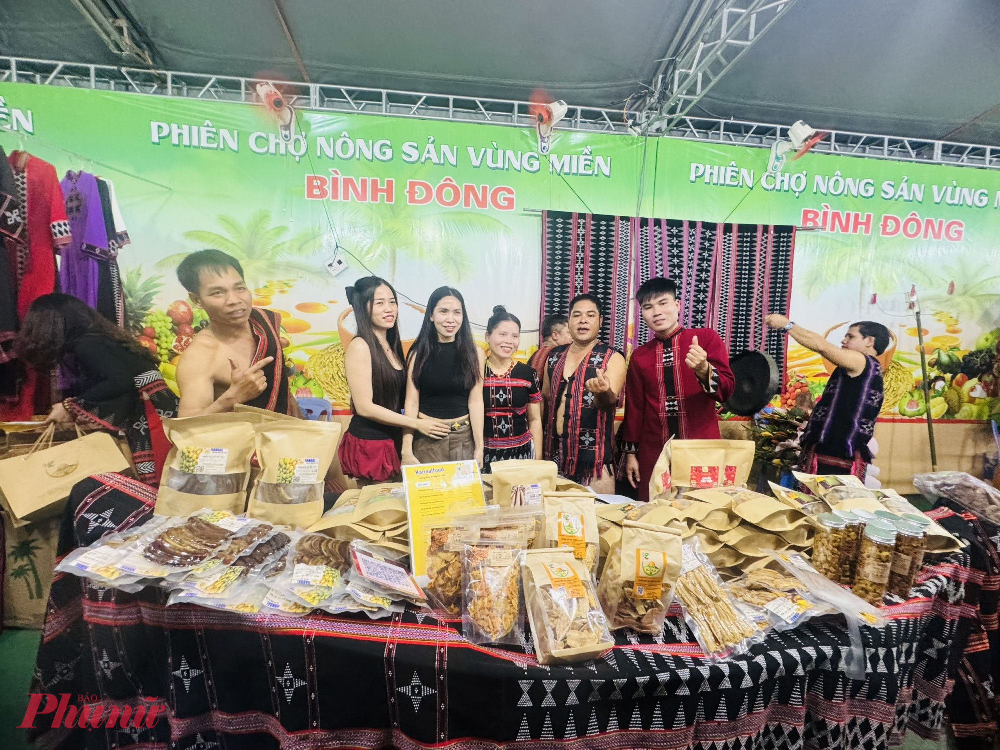 Rất nhiều khách xin chụp hình làm kỷ niệm