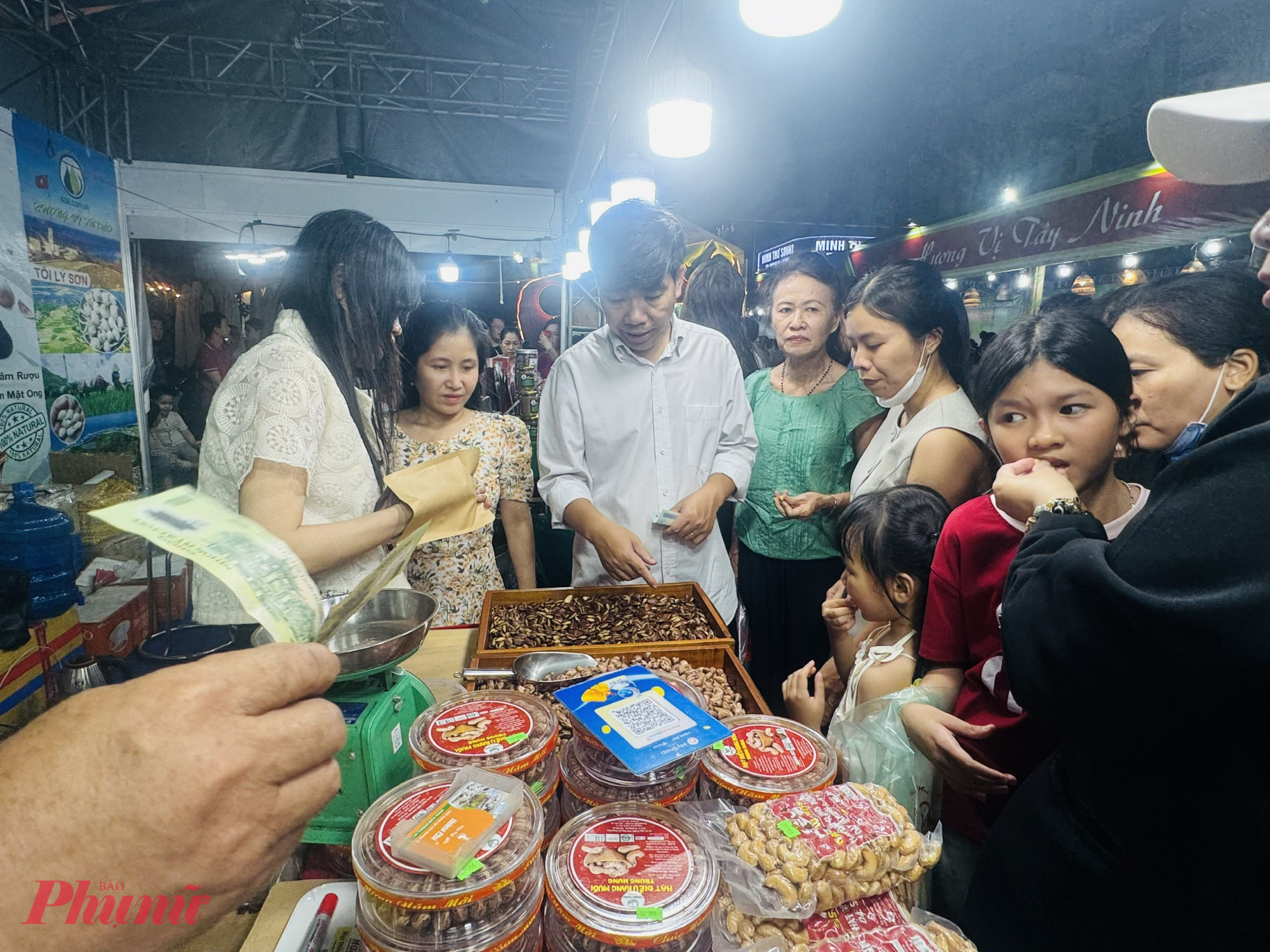 Hạt KơNia có vị bùi, thơm ngon hơn cả hạt điều nên đa phần khách đều chọn mua loại hạt này
