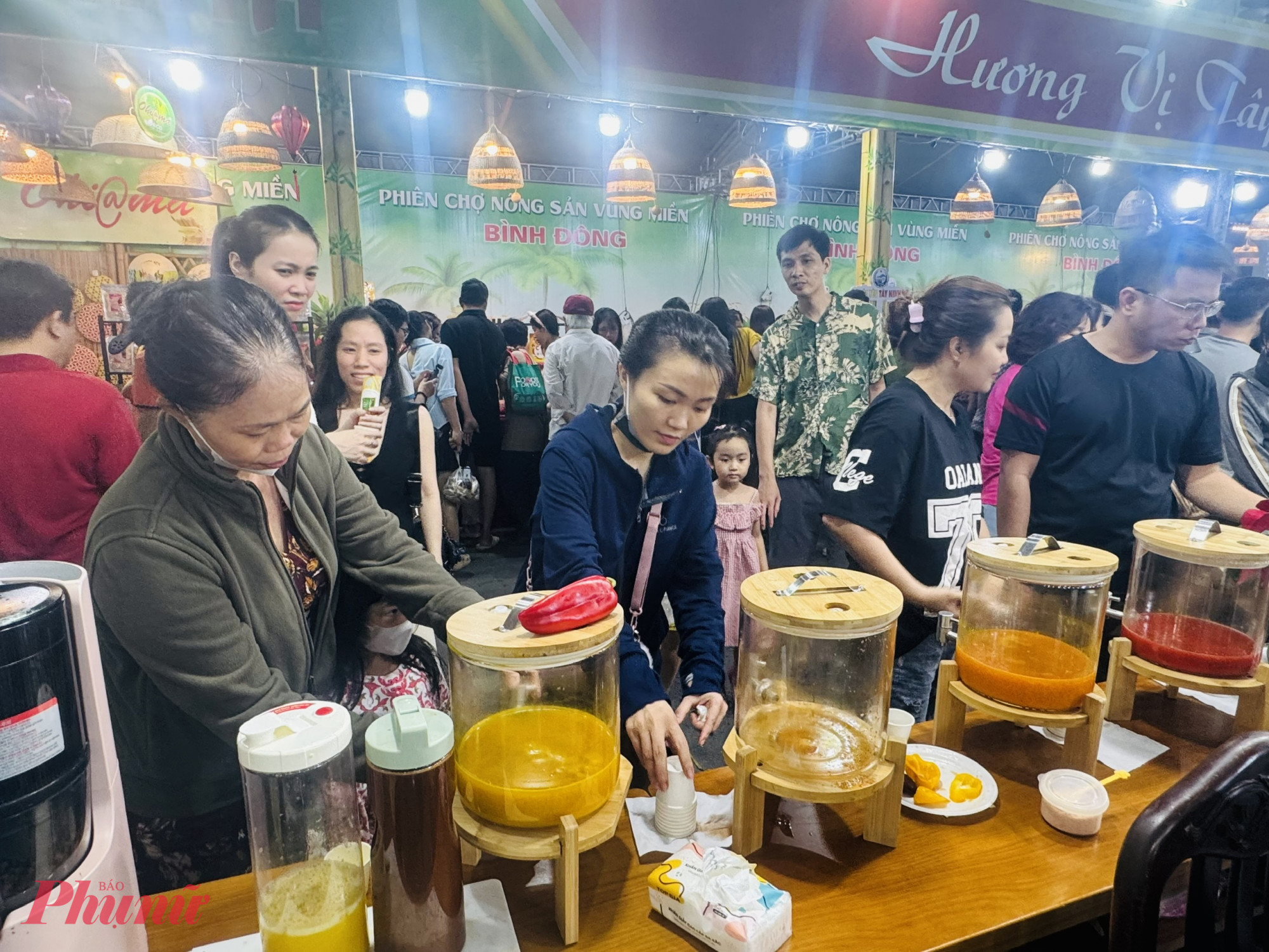 Thậm chí còn ép sẵn nước ớt chuông cho khách uống